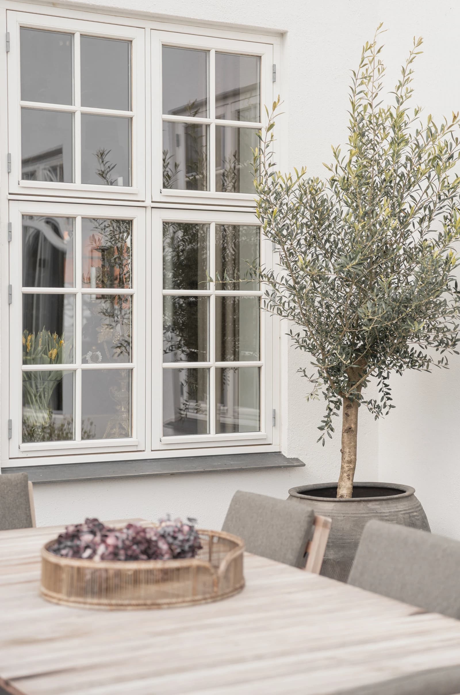 Specialdesignet snedkerinventar – køkken, badeværelse, garderobe og walk-in i egetræ, valnød og marmor med messing armatur · V.11 Aalborg · Aalborg · Riise Studio (25)