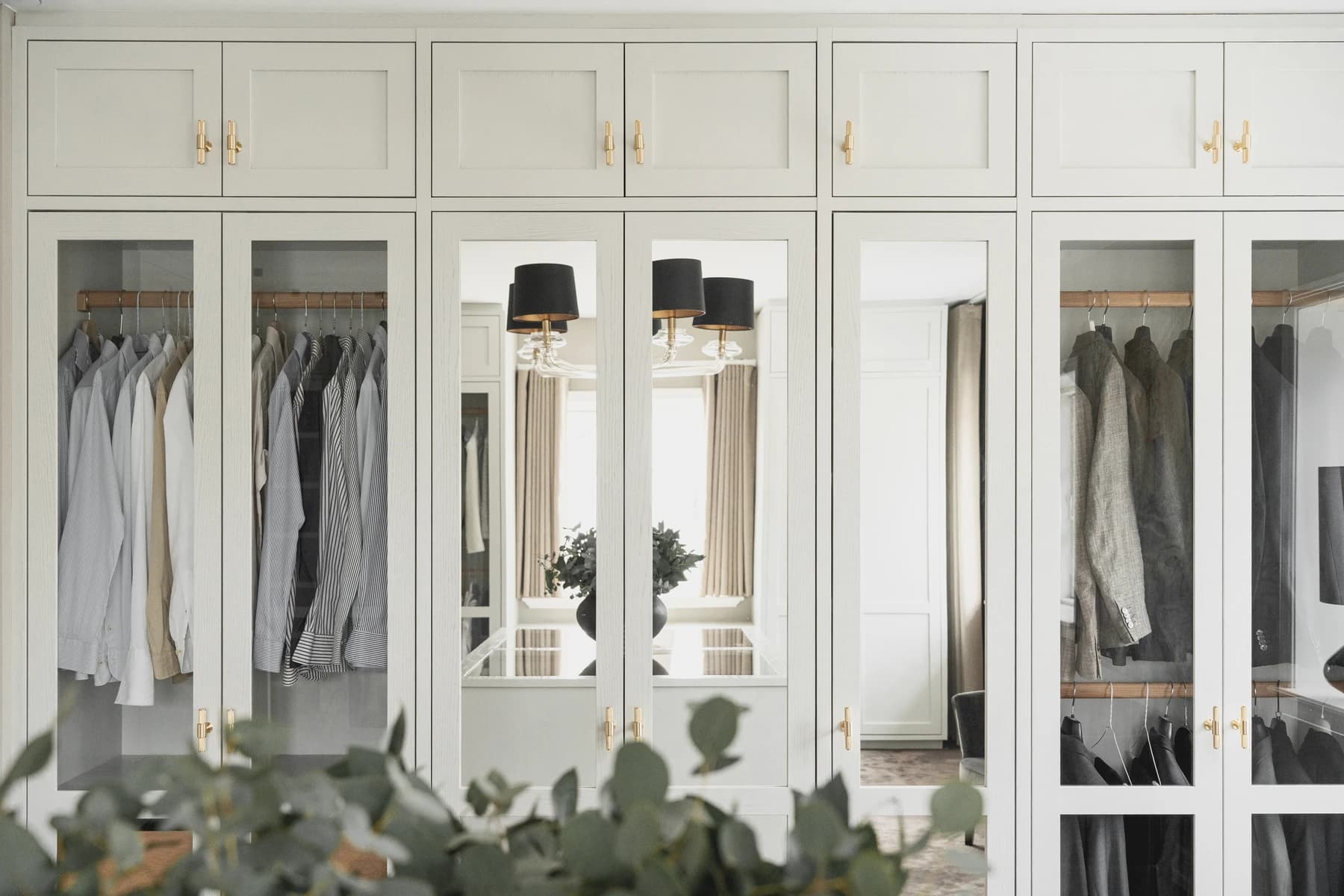 Specialdesignet snedkerinventar – køkken, badeværelse, garderobe og walk-in i egetræ, valnød og marmor med messing armatur · V.11 Aalborg · Aalborg · Riise Studio (10)