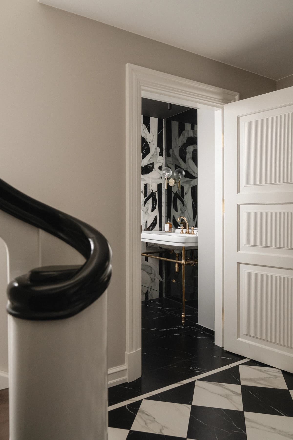 Specialdesignet snedkerinventar – køkken, badeværelse, garderobe og walk-in i egetræ, valnød og marmor med messing armatur · V.11 Aalborg · Aalborg · Riise Studio (12)