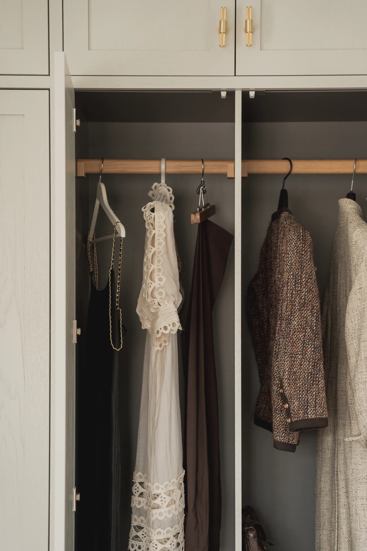 Specialdesignet snedkerinventar – køkken, badeværelse, garderobe og walk-in i egetræ, valnød og marmor med messing armatur · V.11 Aalborg · Aalborg · Riise Studio (16)
