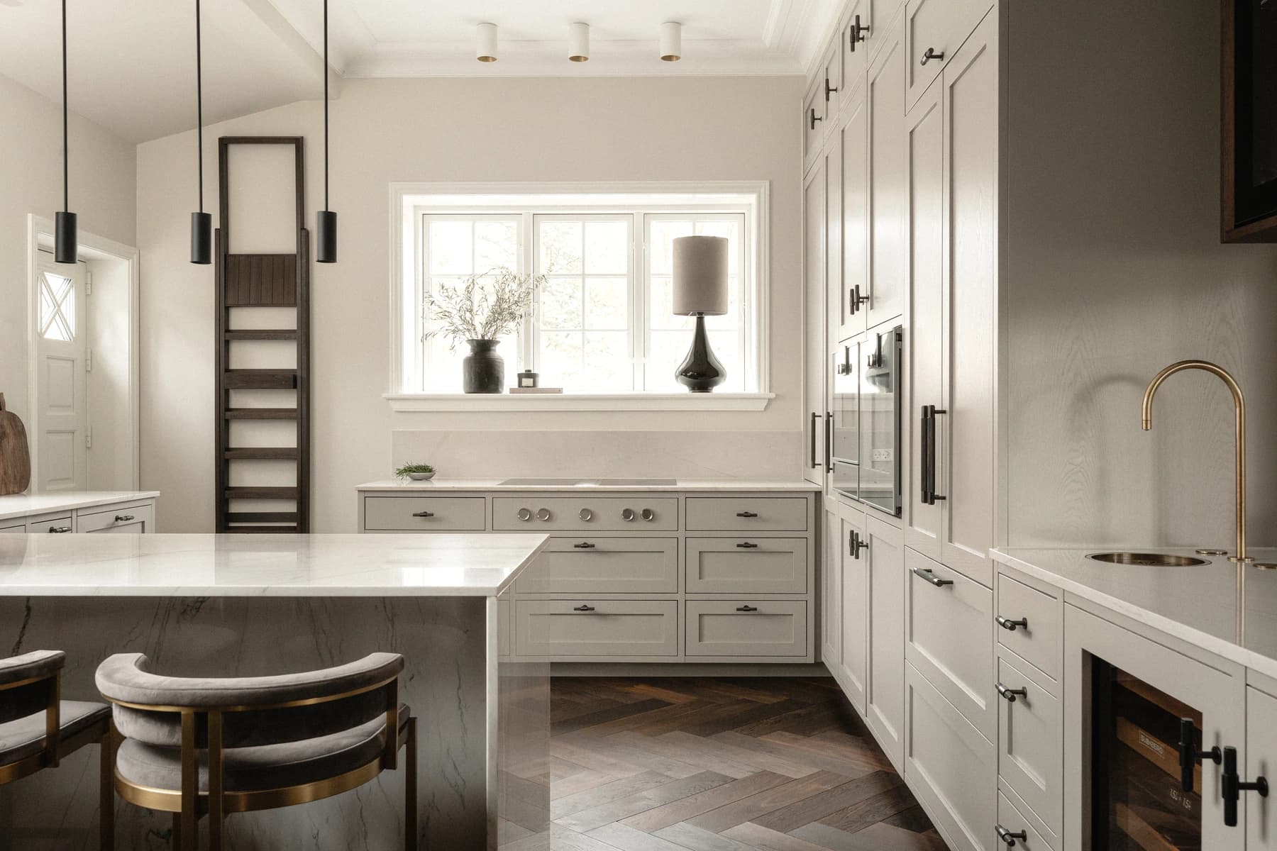 Specialdesignet snedkerinventar – køkken, badeværelse, garderobe og walk-in i egetræ, valnød og marmor med messing armatur · V.11 Aalborg · Aalborg · Riise Studio (17)