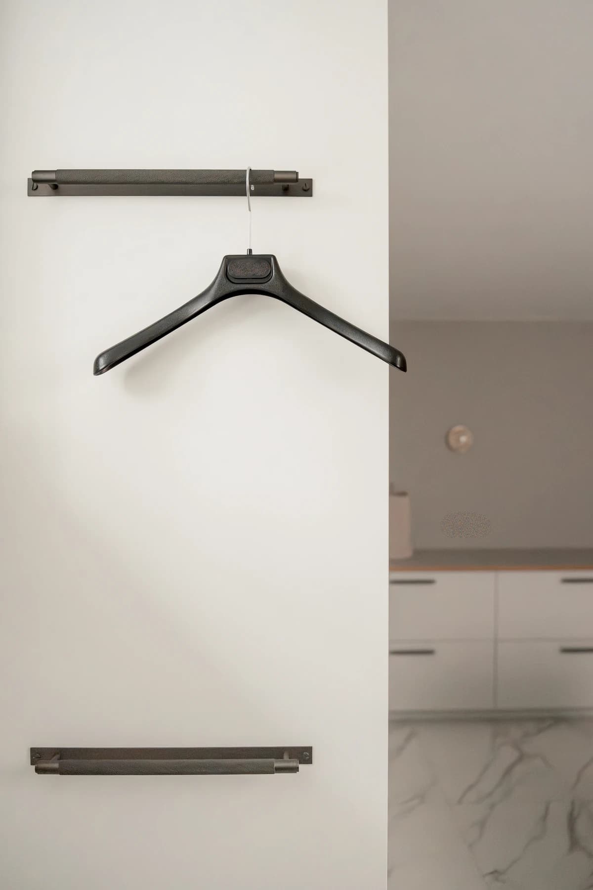 Specialdesignet snedkerinventar – køkken, badeværelse, garderobe og walk-in i egetræ, valnød og marmor med messing armatur · V.11 Aalborg · Aalborg · Riise Studio (21)