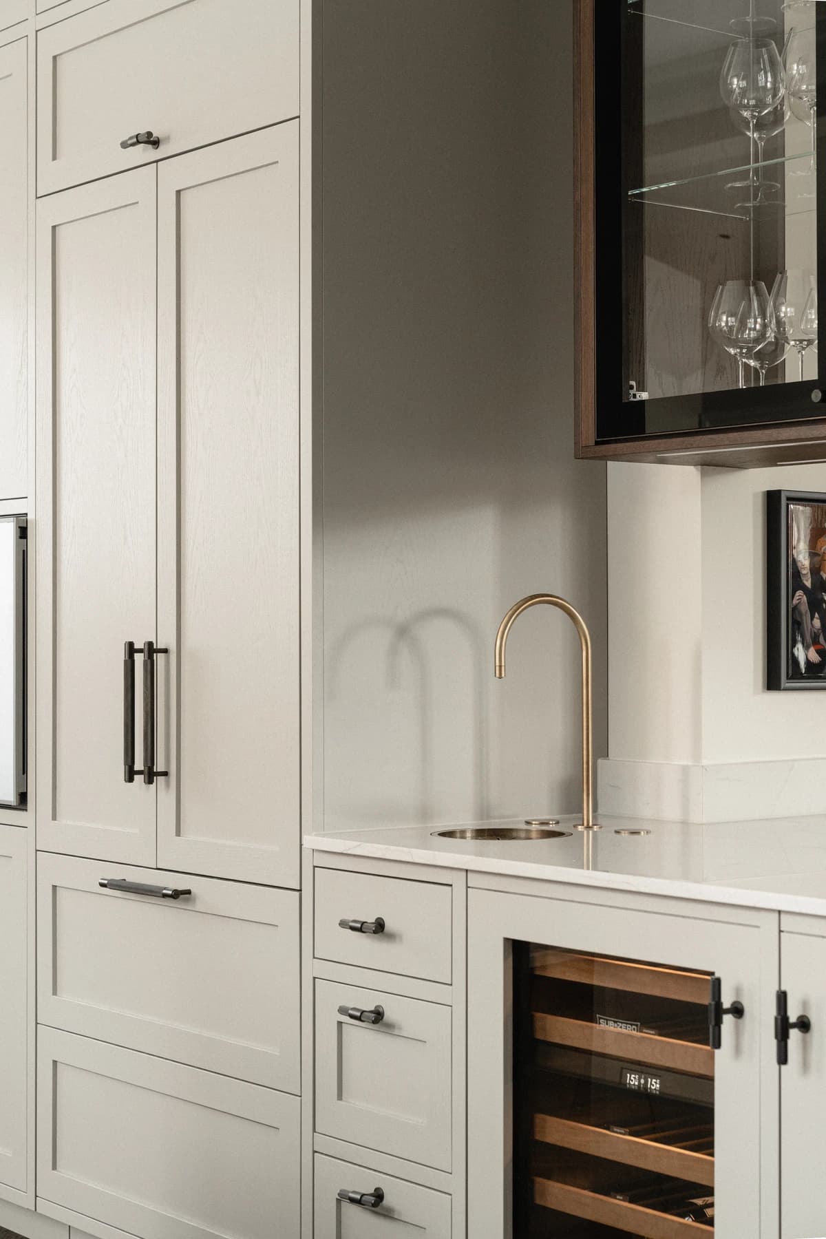 Specialdesignet snedkerinventar – køkken, badeværelse, garderobe og walk-in i egetræ, valnød og marmor med messing armatur · V.11 Aalborg · Aalborg · Riise Studio (4)