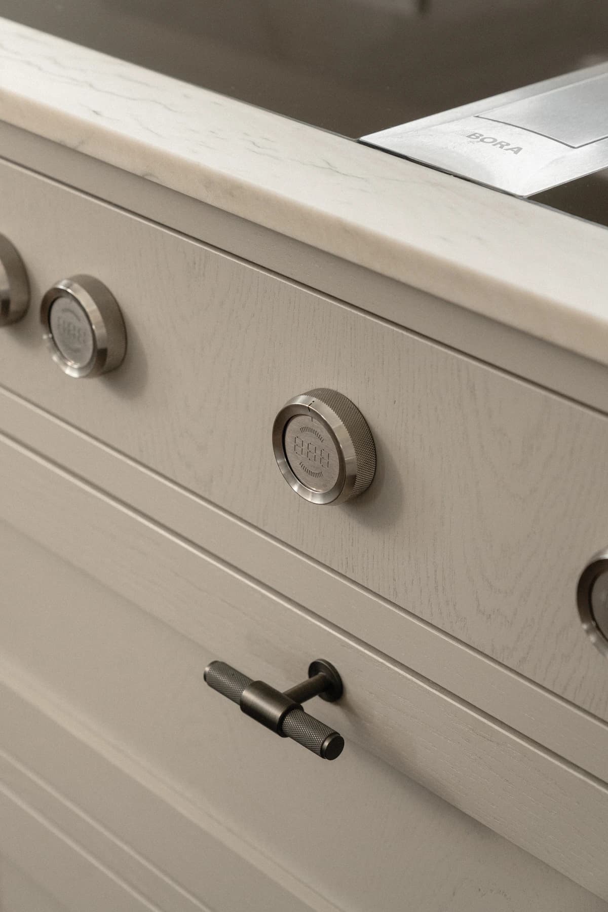 Specialdesignet snedkerinventar – køkken, badeværelse, garderobe og walk-in i egetræ, valnød og marmor med messing armatur · V.11 Aalborg · Aalborg · Riise Studio (7)
