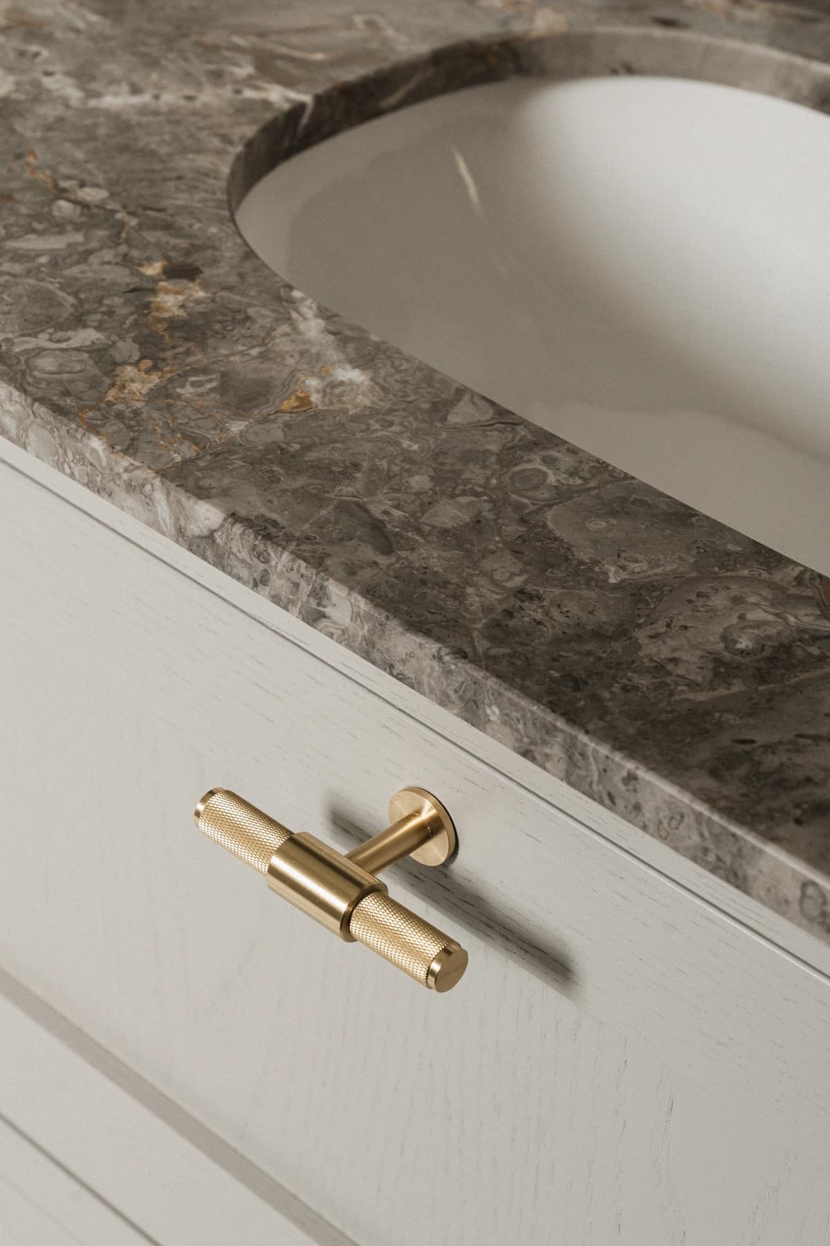Specialdesignet snedkerinventar – køkken, badeværelse, garderobe og walk-in i egetræ, valnød og marmor med messing armatur · V.11 Aalborg · Aalborg · Riise Studio (9)
