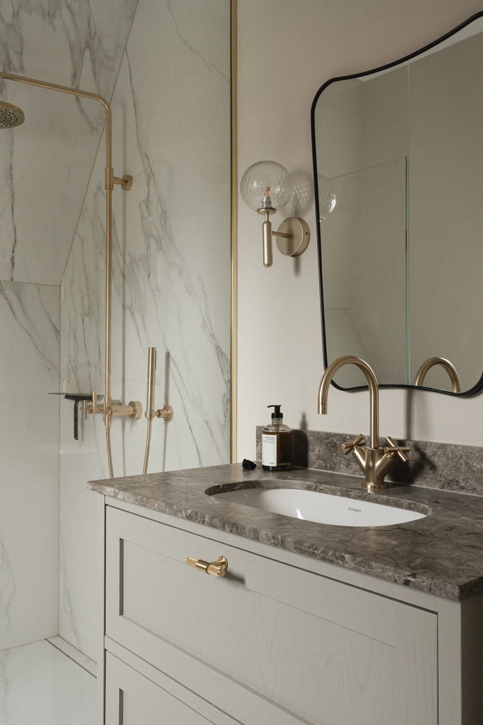 Specialdesignet snedkerinventar – køkken, badeværelse, garderobe og walk-in i egetræ, valnød og marmor med messing armatur · V.11 Aalborg · Aalborg · Riise Studio (83)