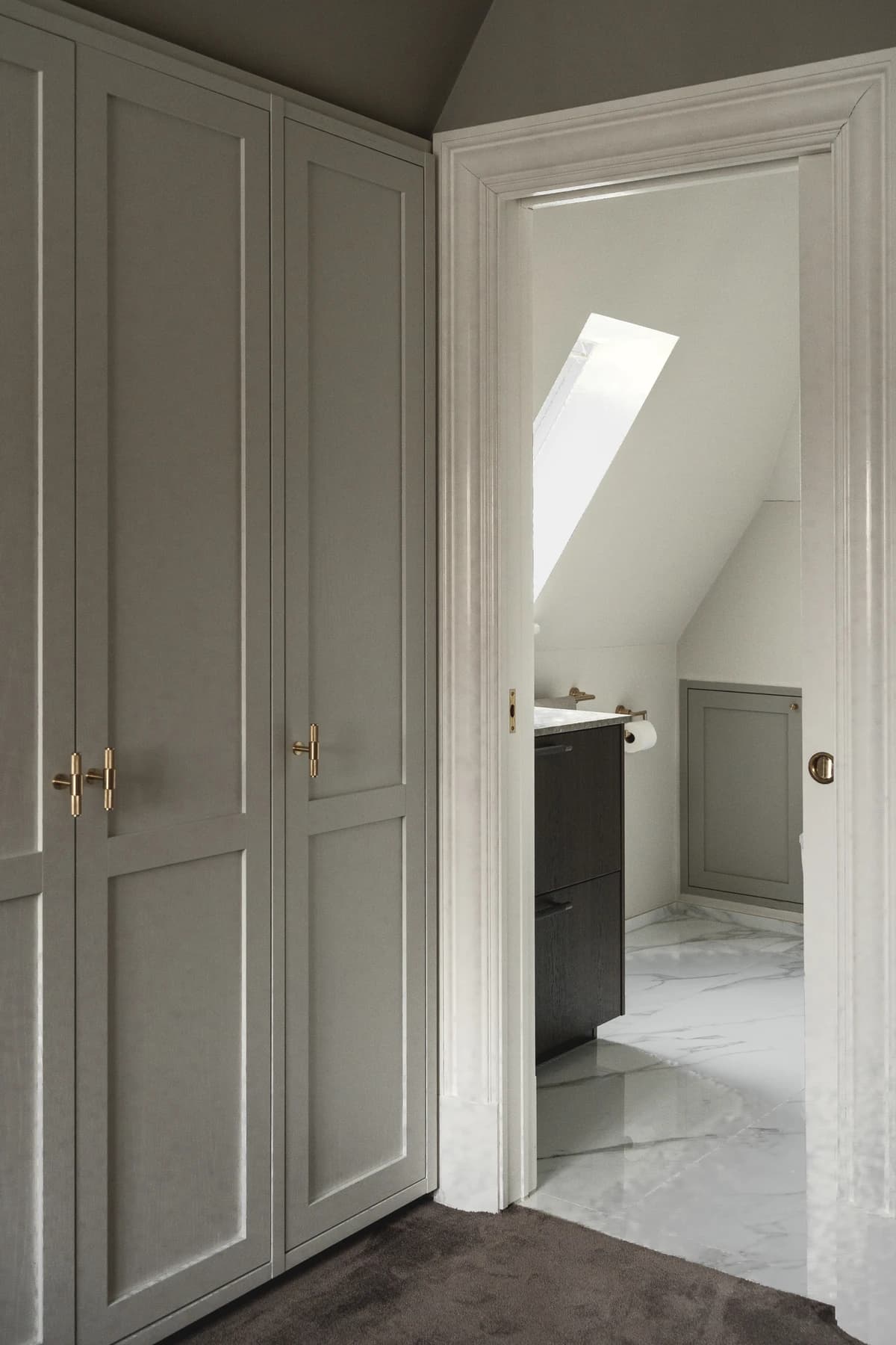 Specialdesignet snedkerinventar – køkken, badeværelse, garderobe og walk-in i egetræ, valnød og marmor med messing armatur · V.11 Aalborg · Aalborg · Riise Studio (84)
