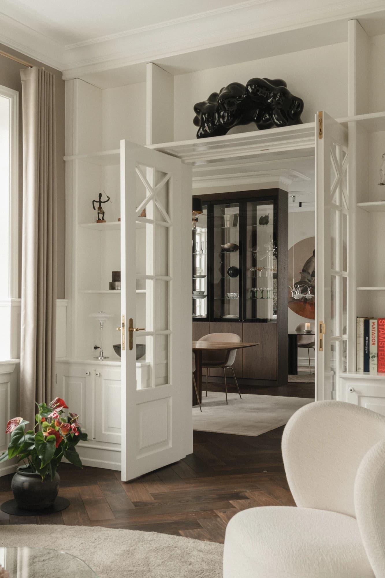 Specialdesignet snedkerinventar – køkken, badeværelse, garderobe og walk-in i egetræ, valnød og marmor med messing armatur · V.11 Aalborg · Aalborg · Riise Studio (26)