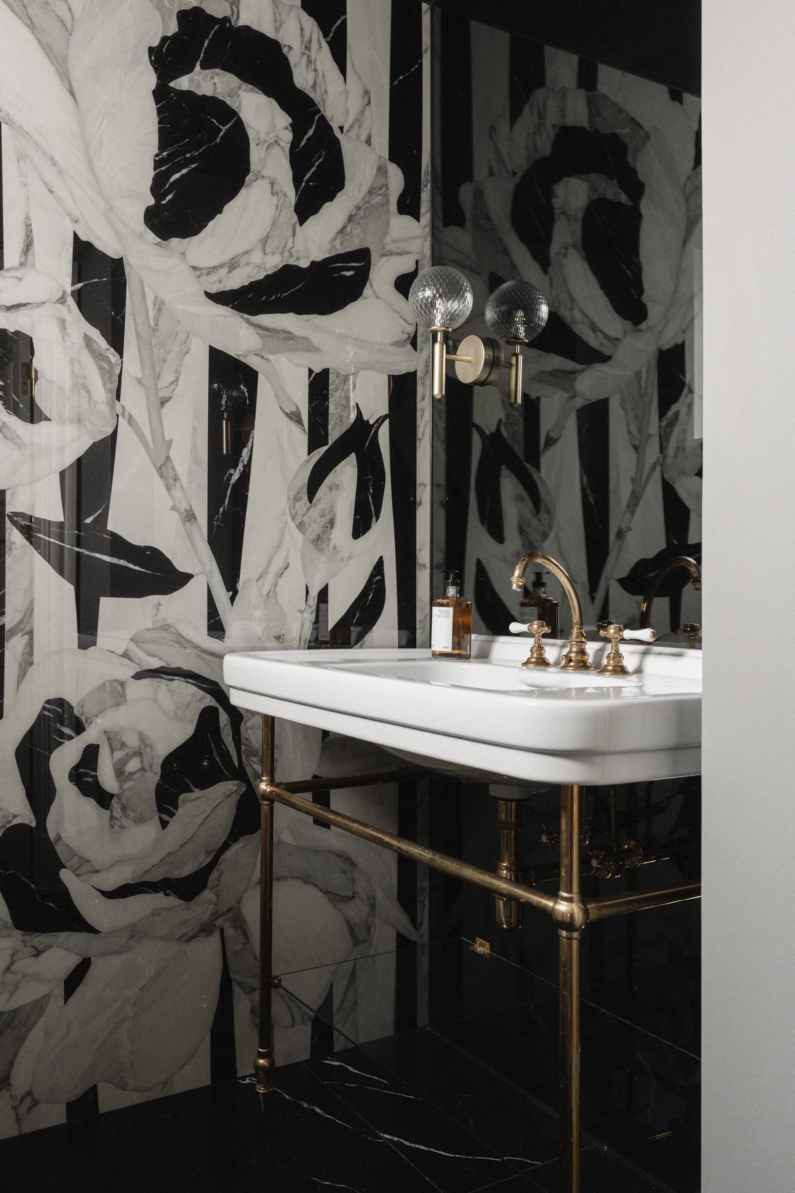 Specialdesignet snedkerinventar – køkken, badeværelse, garderobe og walk-in i egetræ, valnød og marmor med messing armatur · V.11 Aalborg · Aalborg · Riise Studio (78)