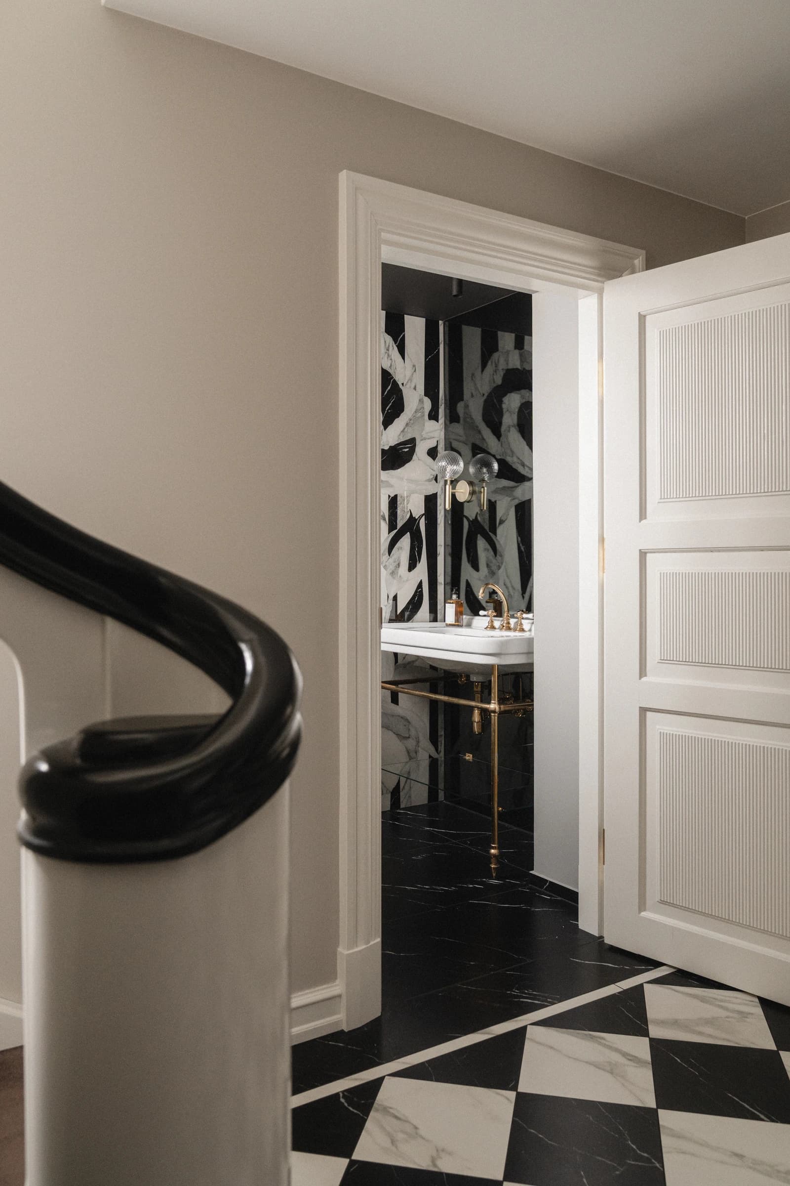 Specialdesignet snedkerinventar – køkken, badeværelse, garderobe og walk-in i egetræ, valnød og marmor med messing armatur · V.11 Aalborg · Aalborg · Riise Studio (79)