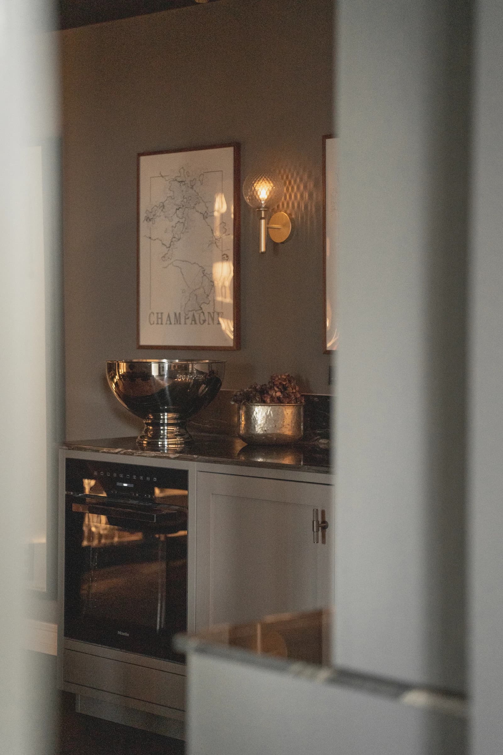 Specialdesignet snedkerinventar – køkken, badeværelse, garderobe og walk-in i egetræ, valnød og marmor med messing armatur · V.11 Aalborg · Aalborg · Riise Studio (75)