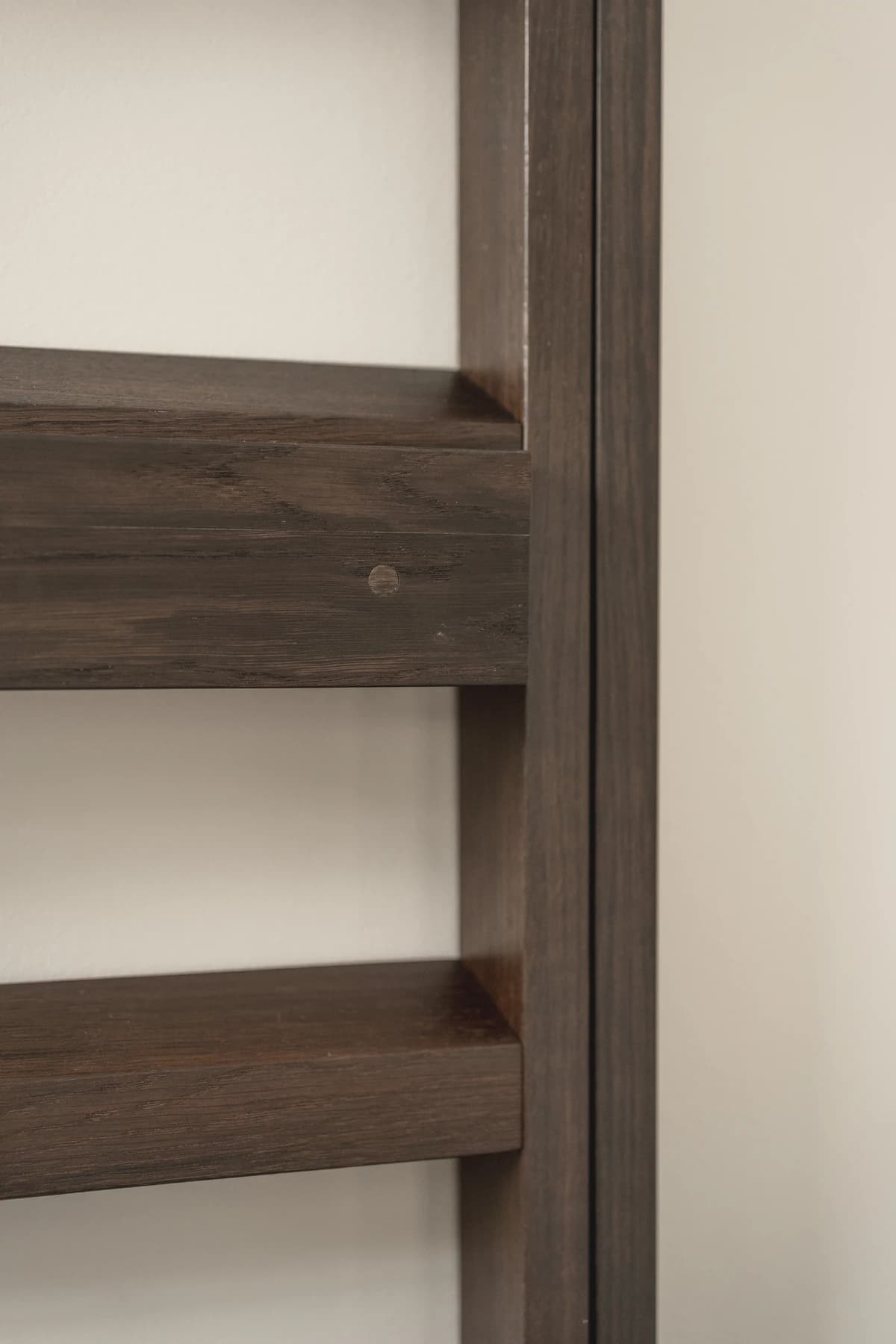 Specialdesignet snedkerinventar – køkken, badeværelse, garderobe og walk-in i egetræ, valnød og marmor med messing armatur · V.11 Aalborg · Aalborg · Riise Studio (37)