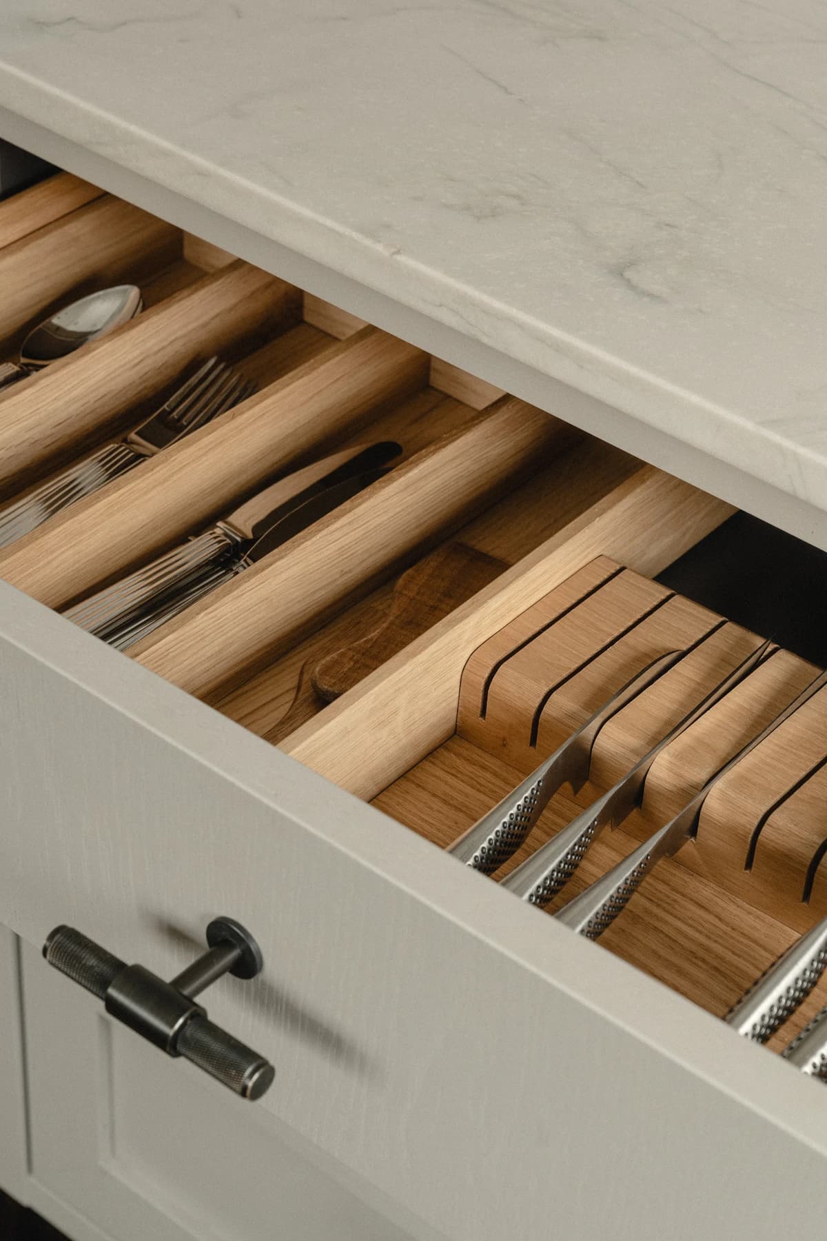 Specialdesignet snedkerinventar – køkken, badeværelse, garderobe og walk-in i egetræ, valnød og marmor med messing armatur · V.11 Aalborg · Aalborg · Riise Studio (32)