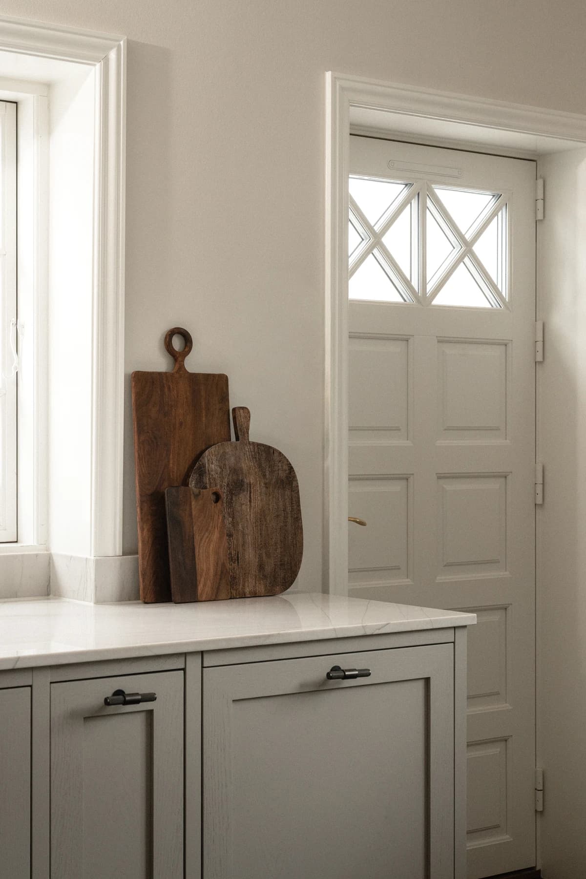 Specialdesignet snedkerinventar – køkken, badeværelse, garderobe og walk-in i egetræ, valnød og marmor med messing armatur · V.11 Aalborg · Aalborg · Riise Studio (36)