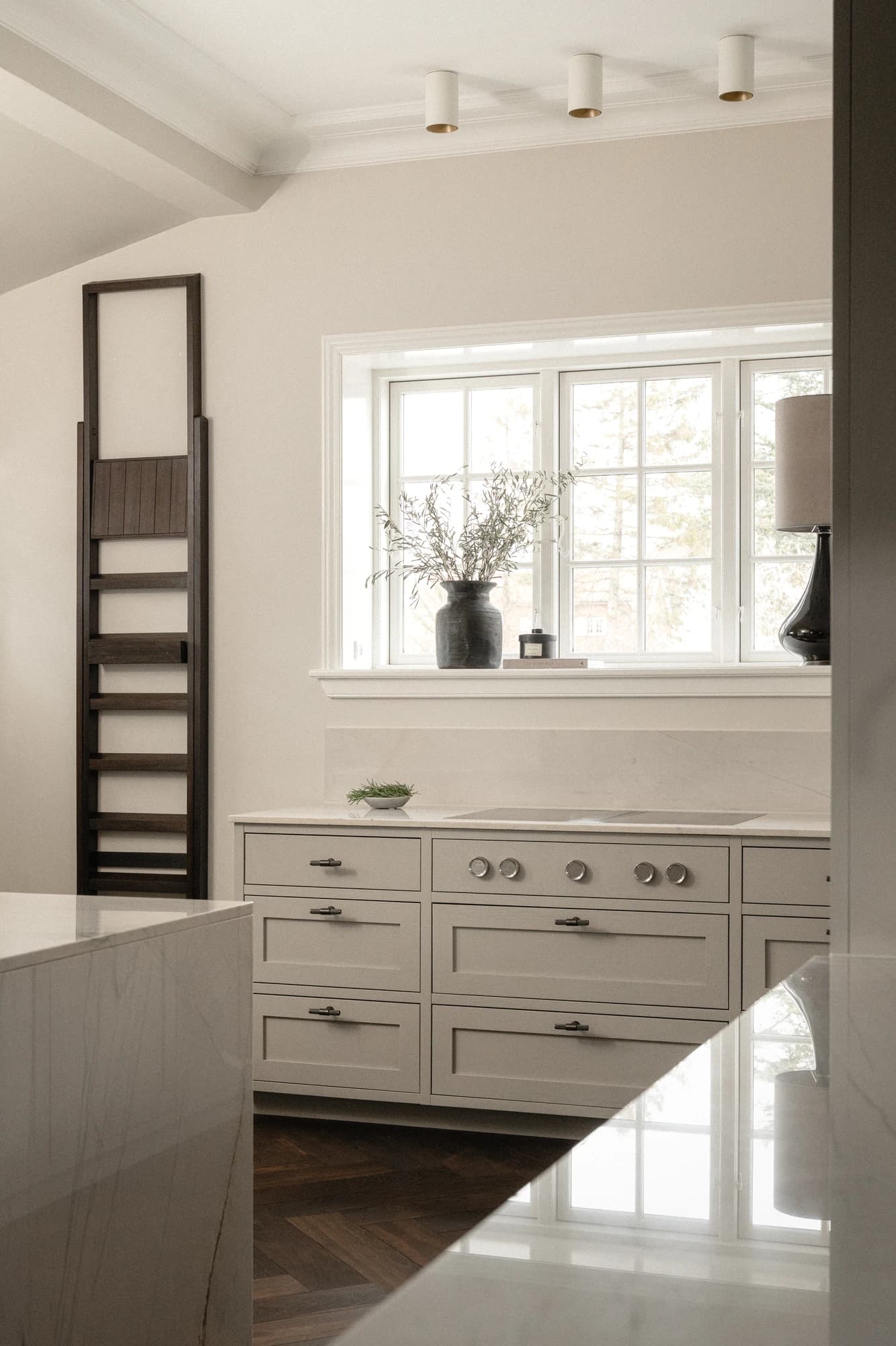Køkkener – snedkerkøkken i egetræ med marmor bordplade og messing armatur · specialdesignet inventar fra snedker · Aalborg · Riise Studio
