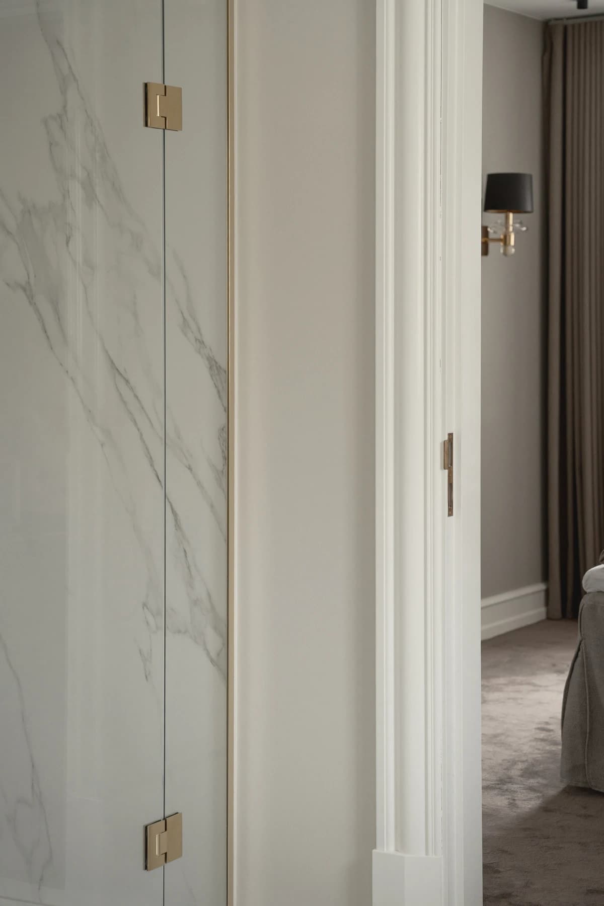 Specialdesignet snedkerinventar – køkken, badeværelse, garderobe og walk-in i egetræ, valnød og marmor med messing armatur · V.11 Aalborg · Aalborg · Riise Studio (61)