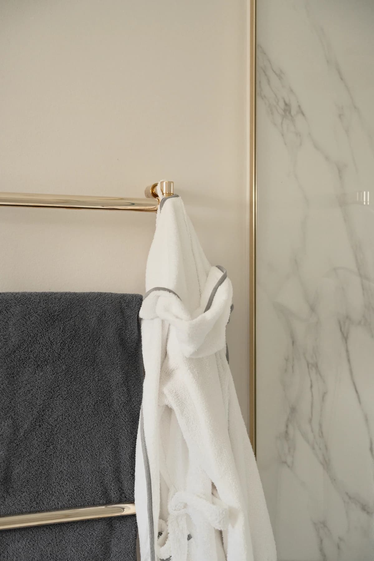 Specialdesignet snedkerinventar – køkken, badeværelse, garderobe og walk-in i egetræ, valnød og marmor med messing armatur · V.11 Aalborg · Aalborg · Riise Studio (63)