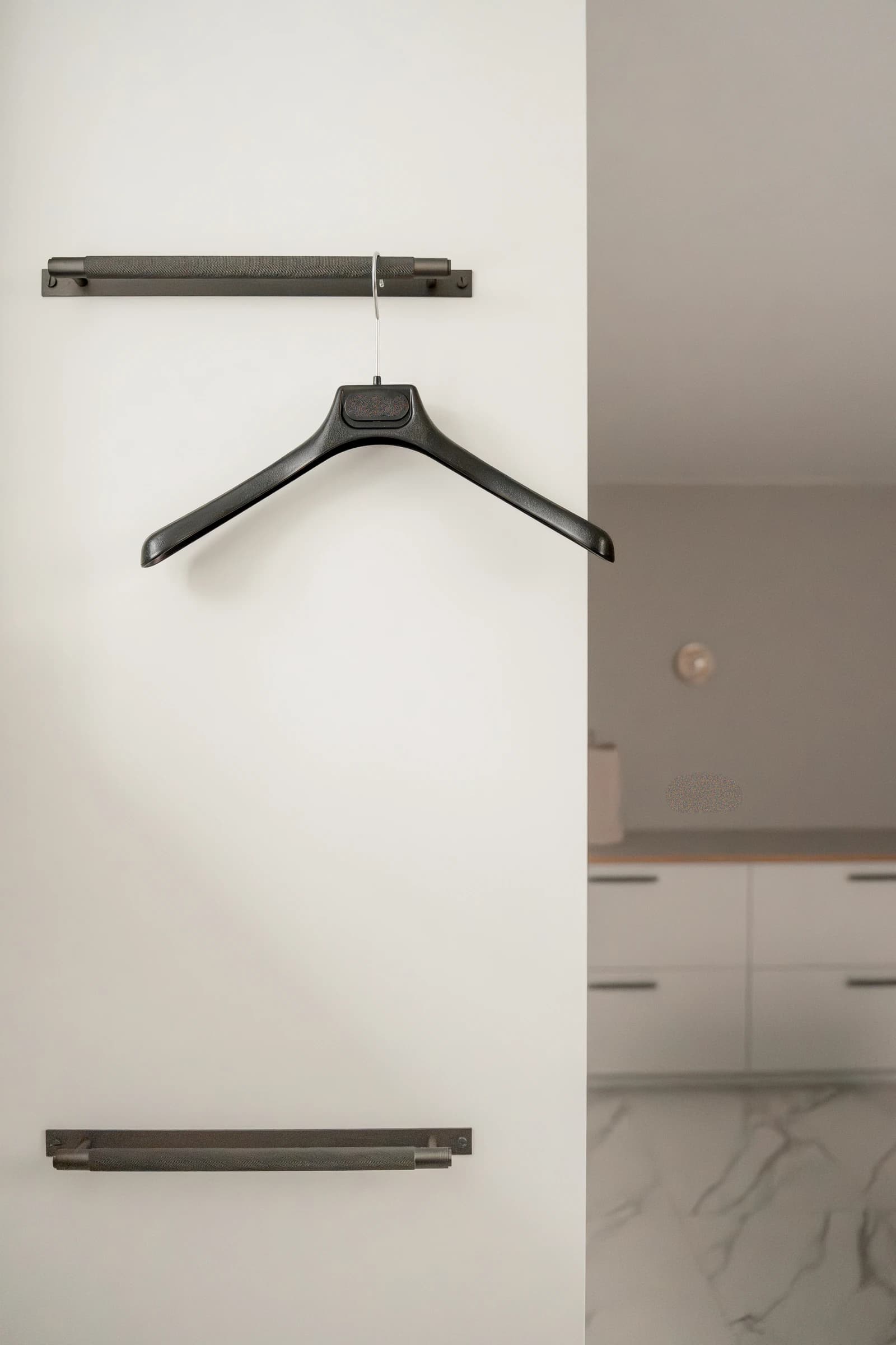 Specialdesignet snedkerinventar – køkken, badeværelse, garderobe og walk-in i egetræ, valnød og marmor med messing armatur · V.11 Aalborg · Aalborg · Riise Studio (66)