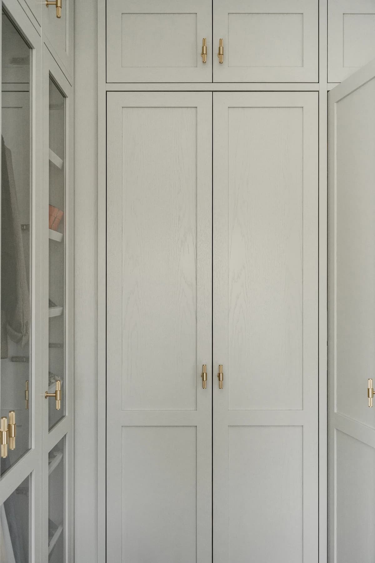 Specialdesignet snedkerinventar – køkken, badeværelse, garderobe og walk-in i egetræ, valnød og marmor med messing armatur · V.11 Aalborg · Aalborg · Riise Studio (55)