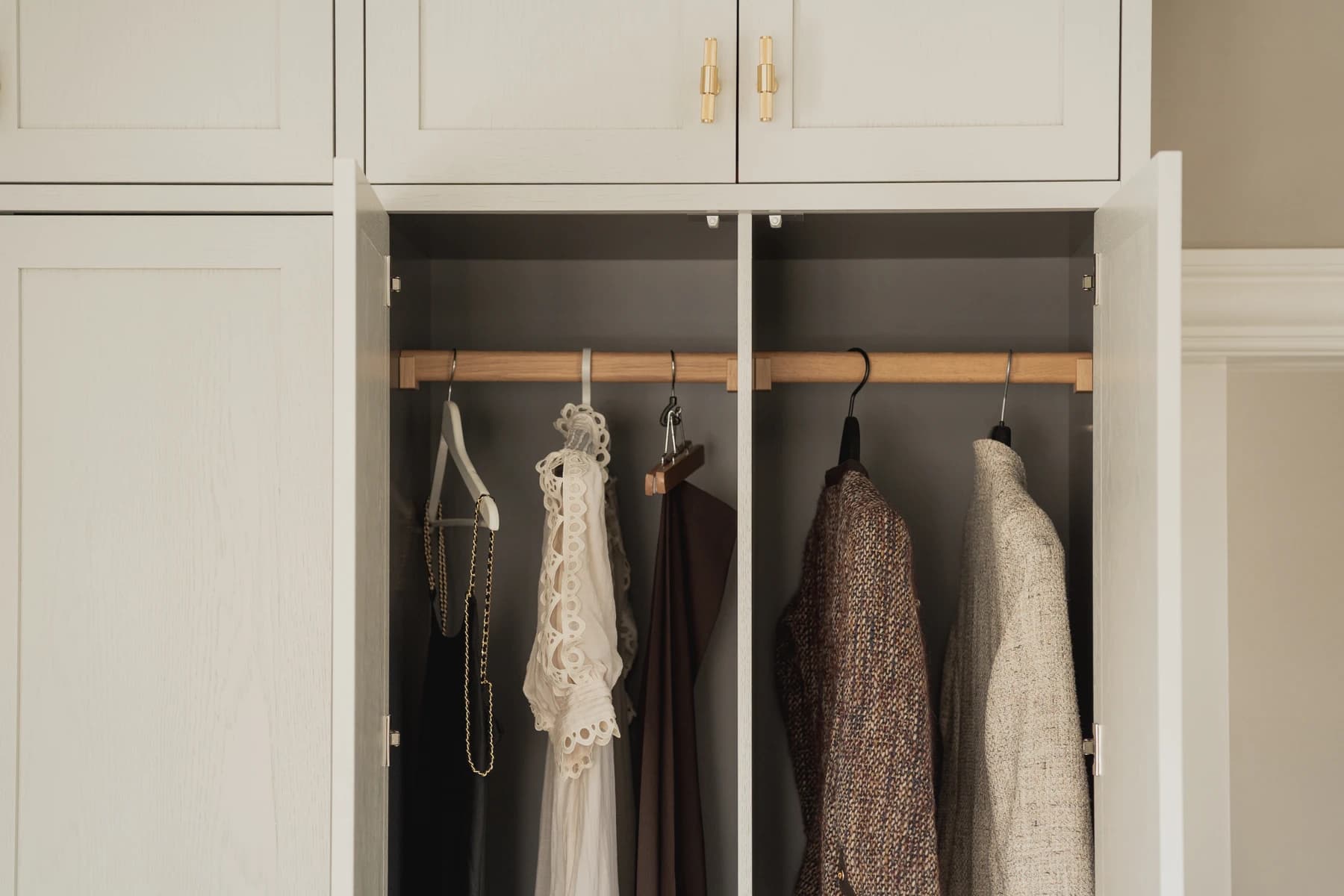 Specialdesignet snedkerinventar – køkken, badeværelse, garderobe og walk-in i egetræ, valnød og marmor med messing armatur · V.11 Aalborg · Aalborg · Riise Studio (57)