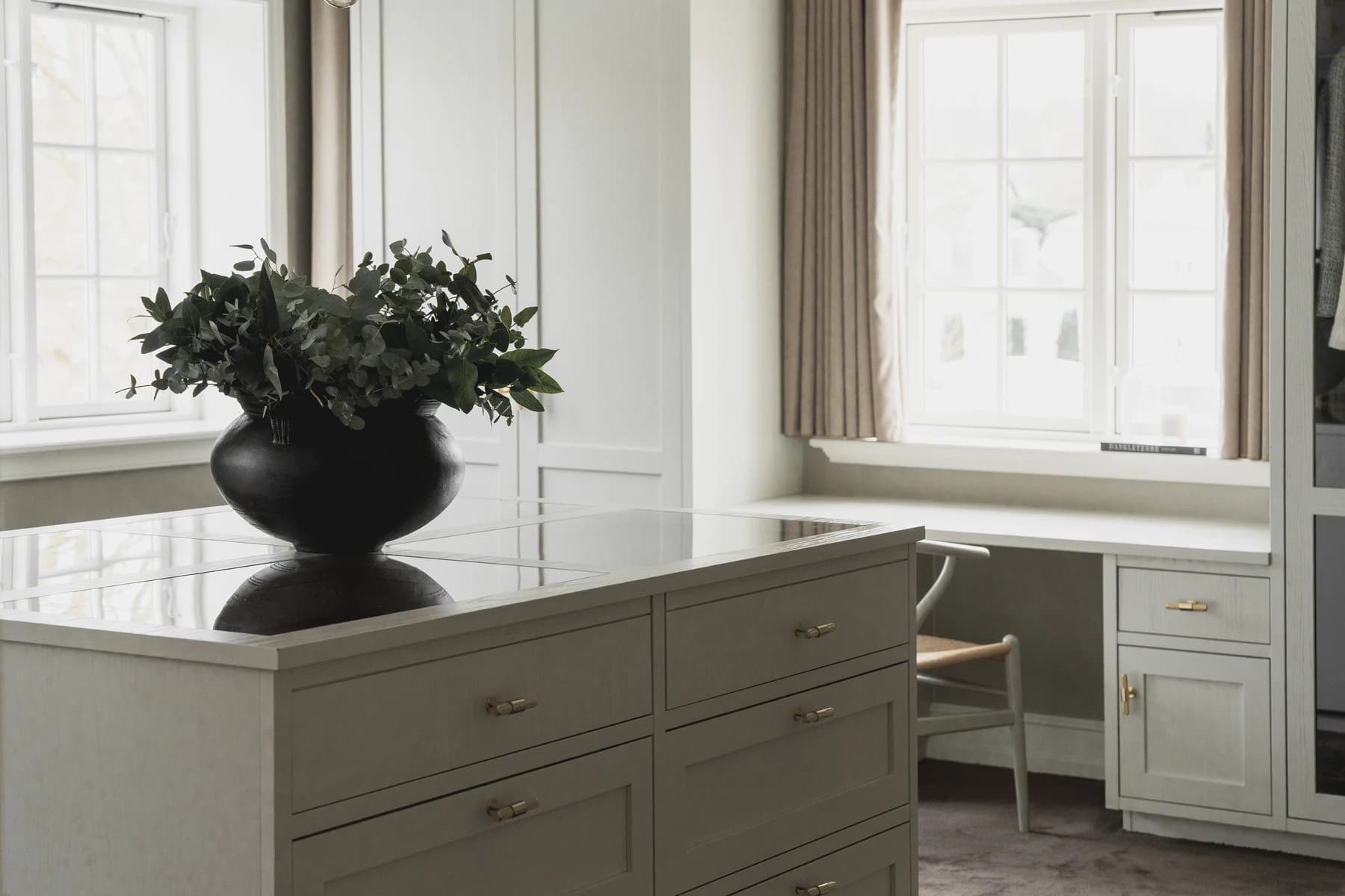 Specialdesignet snedkerinventar – køkken, badeværelse, garderobe og walk-in i egetræ, valnød og marmor med messing armatur · V.11 Aalborg · Aalborg · Riise Studio (47)