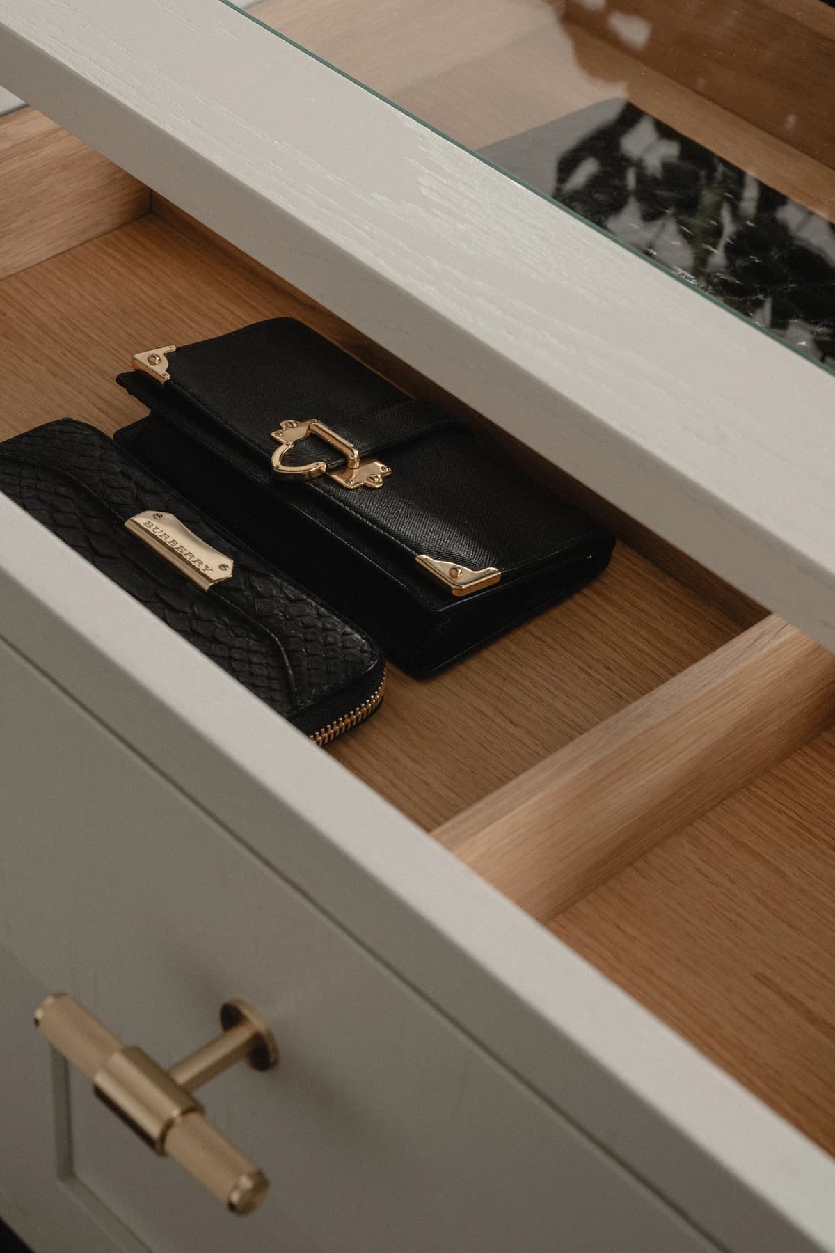 Specialdesignet snedkerinventar – køkken, badeværelse, garderobe og walk-in i egetræ, valnød og marmor med messing armatur · V.11 Aalborg · Aalborg · Riise Studio (48)