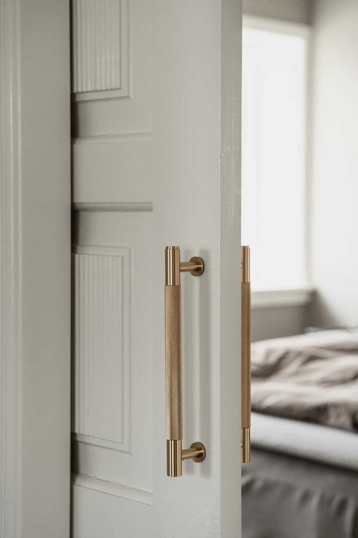 Specialdesignet snedkerinventar – køkken, badeværelse, garderobe og walk-in i egetræ, valnød og marmor med messing armatur · V.11 Aalborg · Aalborg · Riise Studio (51)