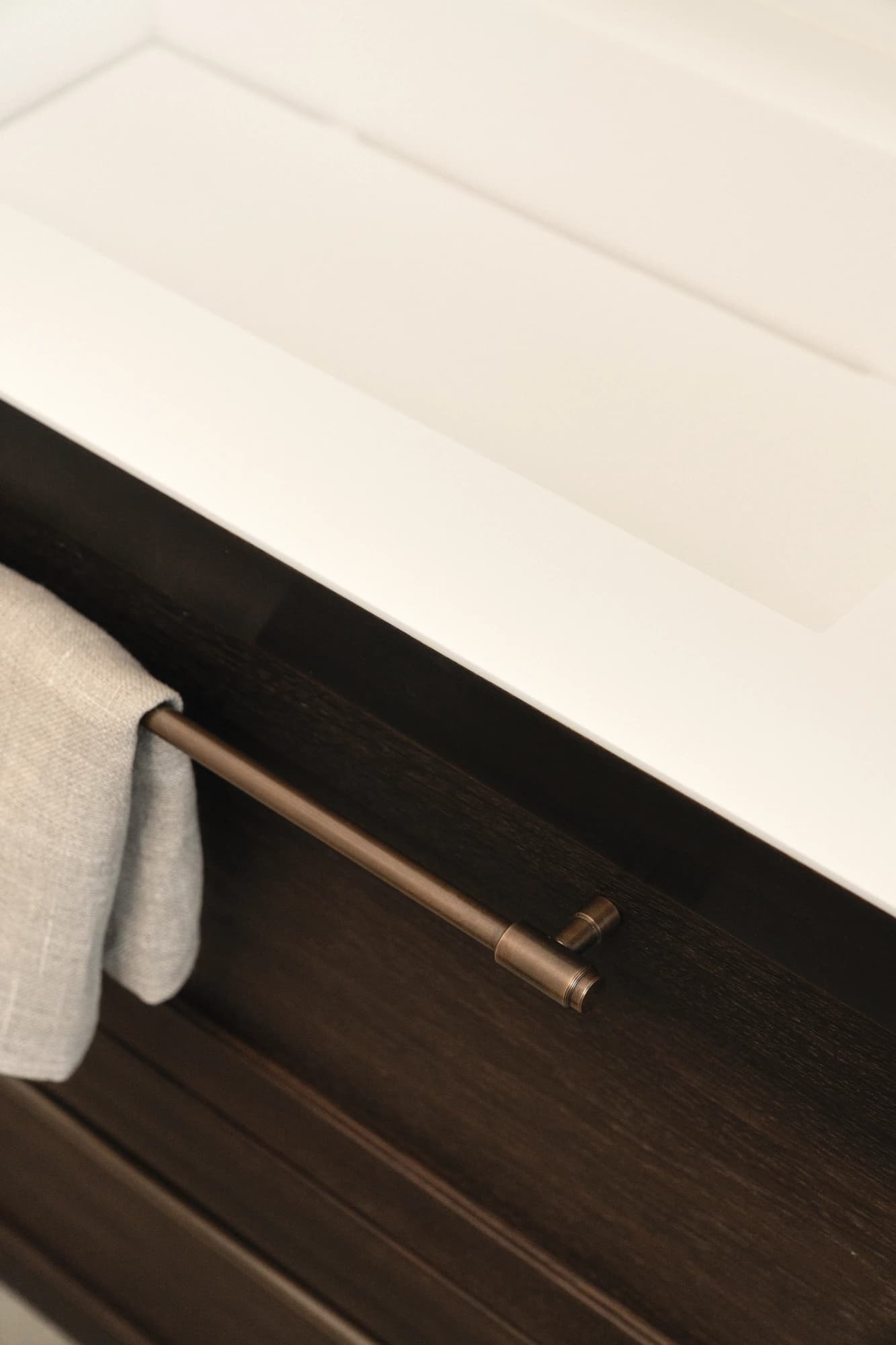 Specialdesignet snedkerinventar – køkken, badeværelse, garderobe og walk-in i egetræ, valnød og marmor med messing armatur · V.15 Aalborg · Aalborg · Riise Studio (38)