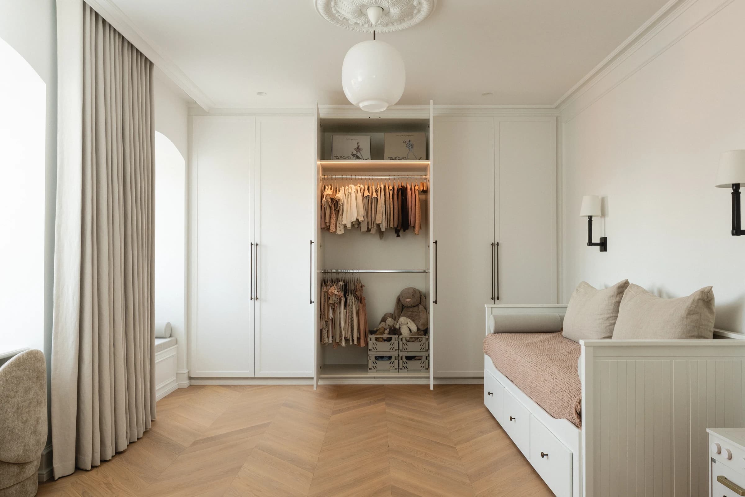 Specialdesignet snedkerinventar – køkken, badeværelse, garderobe og walk-in i egetræ, valnød og marmor med messing armatur · V.15 Aalborg · Aalborg · Riise Studio (22)