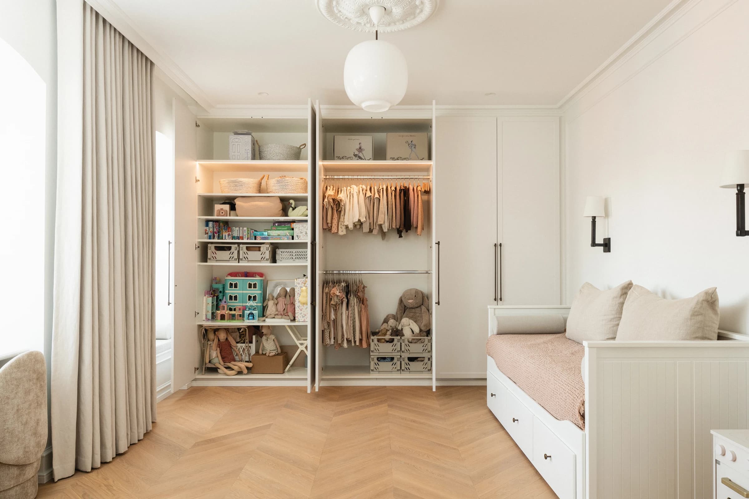 Specialdesignet snedkerinventar – køkken, badeværelse, garderobe og walk-in i egetræ, valnød og marmor med messing armatur · V.15 Aalborg · Aalborg · Riise Studio (23)
