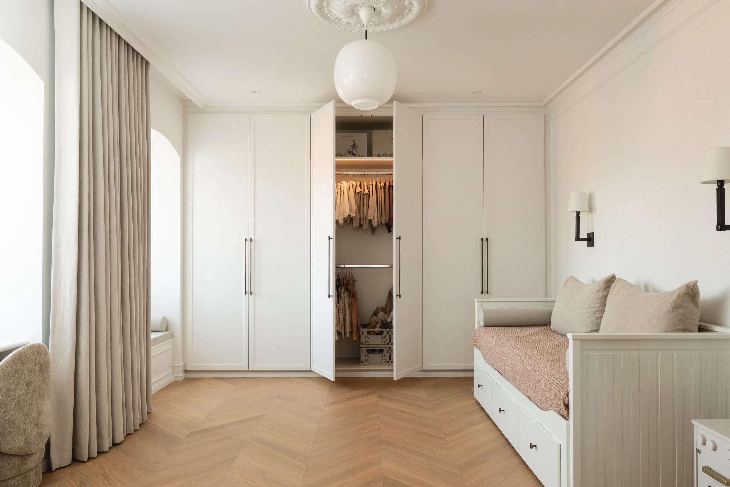 Specialdesignet snedkerinventar – køkken, badeværelse, garderobe og walk-in i egetræ, valnød og marmor med messing armatur · V.15 Aalborg · Aalborg · Riise Studio (24)