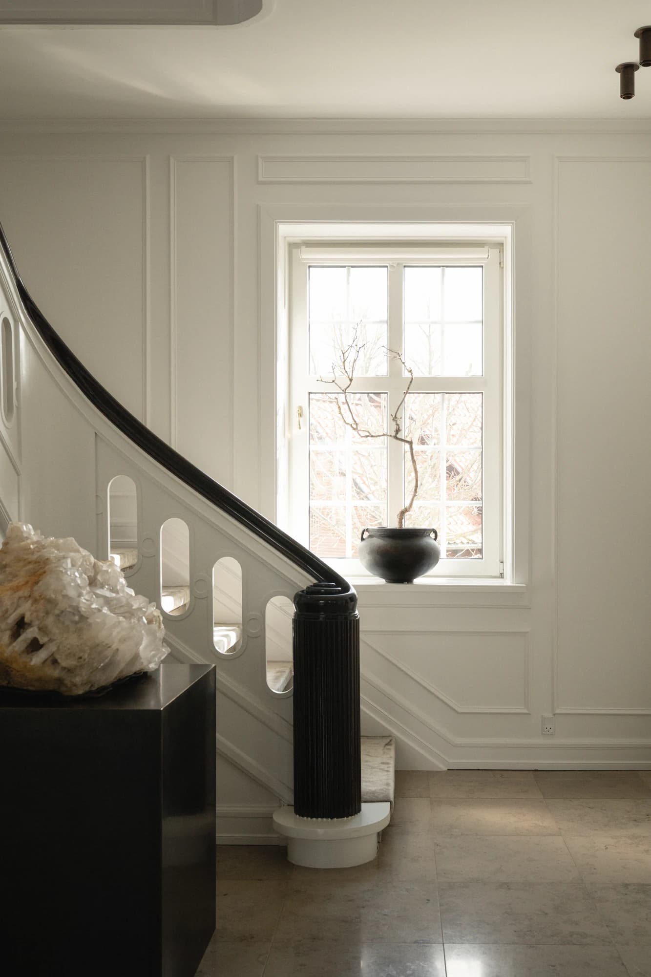 Specialdesignet snedkerinventar – køkken, badeværelse, garderobe og walk-in i egetræ, valnød og marmor med messing armatur · V.15 Aalborg · Aalborg · Riise Studio (9)