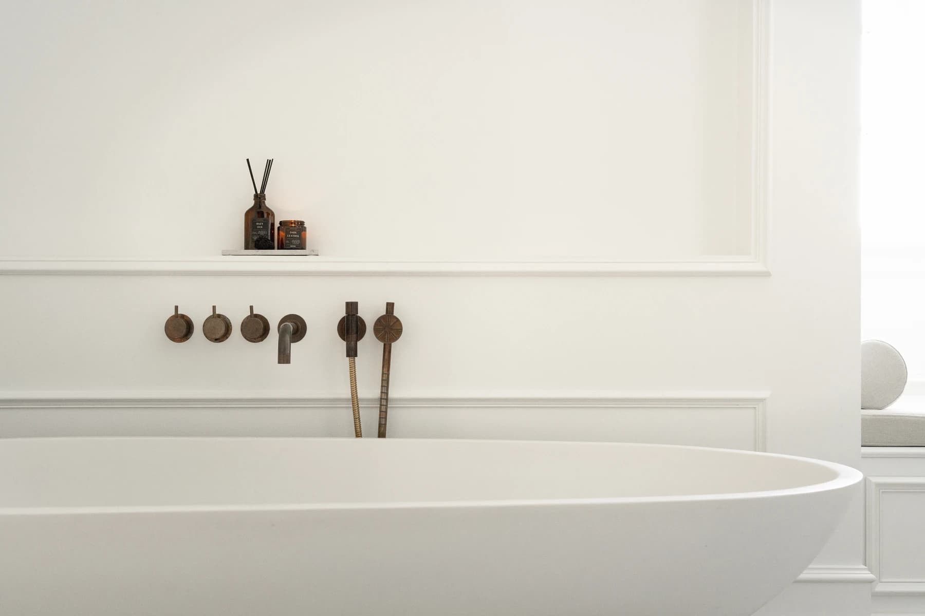 Specialdesignet snedkerinventar – køkken, badeværelse, garderobe og walk-in i egetræ, valnød og marmor med messing armatur · V.15 Aalborg · Aalborg · Riise Studio (25)