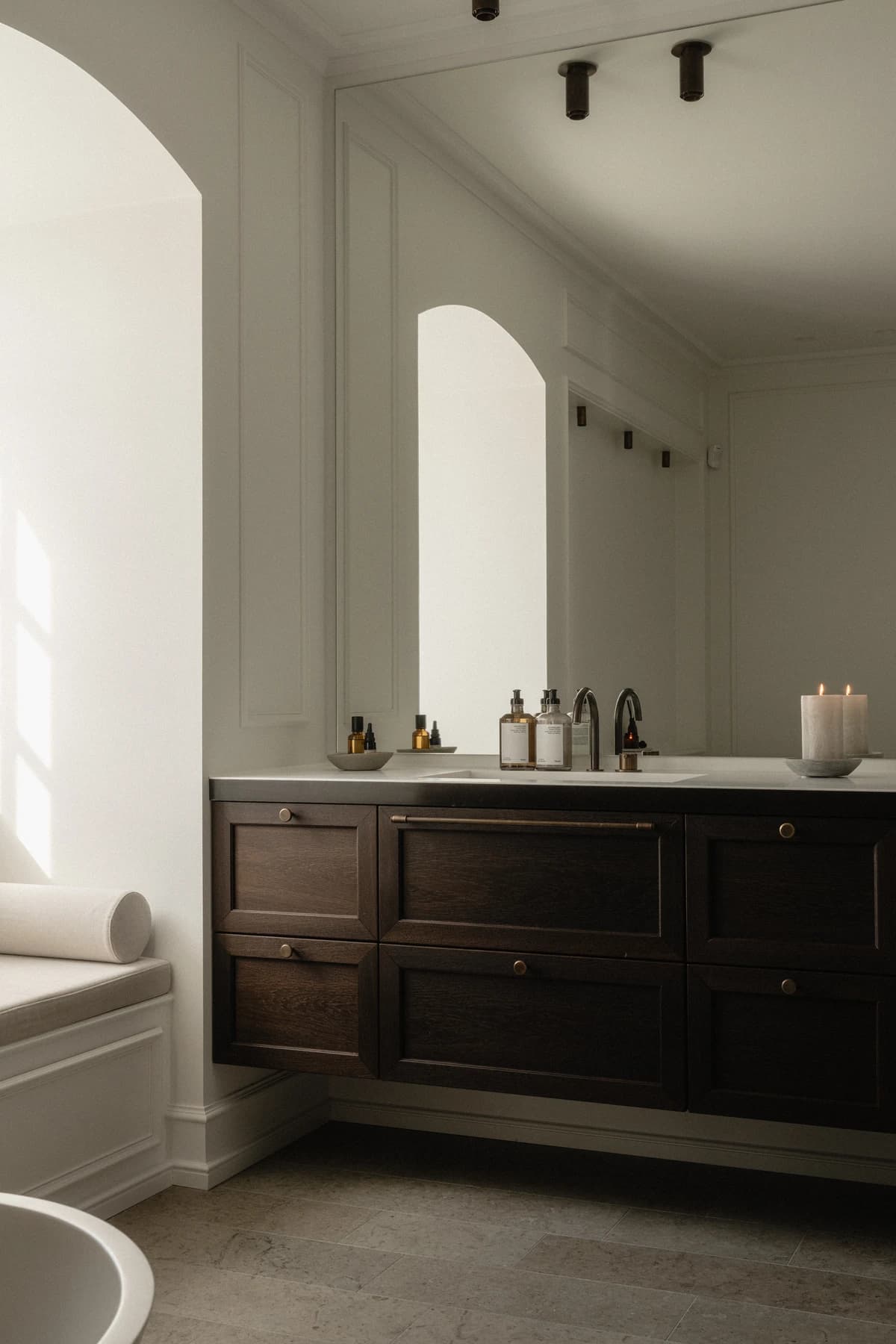 Specialdesignet snedkerinventar – køkken, badeværelse, garderobe og walk-in i egetræ, valnød og marmor med messing armatur · V.15 Aalborg · Aalborg · Riise Studio (34)