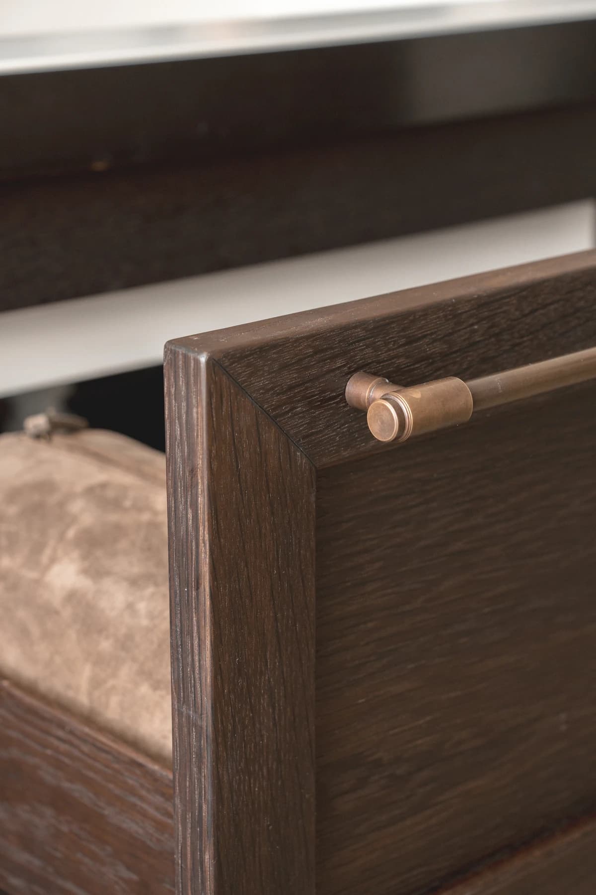 Specialdesignet snedkerinventar – køkken, badeværelse, garderobe og walk-in i egetræ, valnød og marmor med messing armatur · V.15 Aalborg · Aalborg · Riise Studio (36)