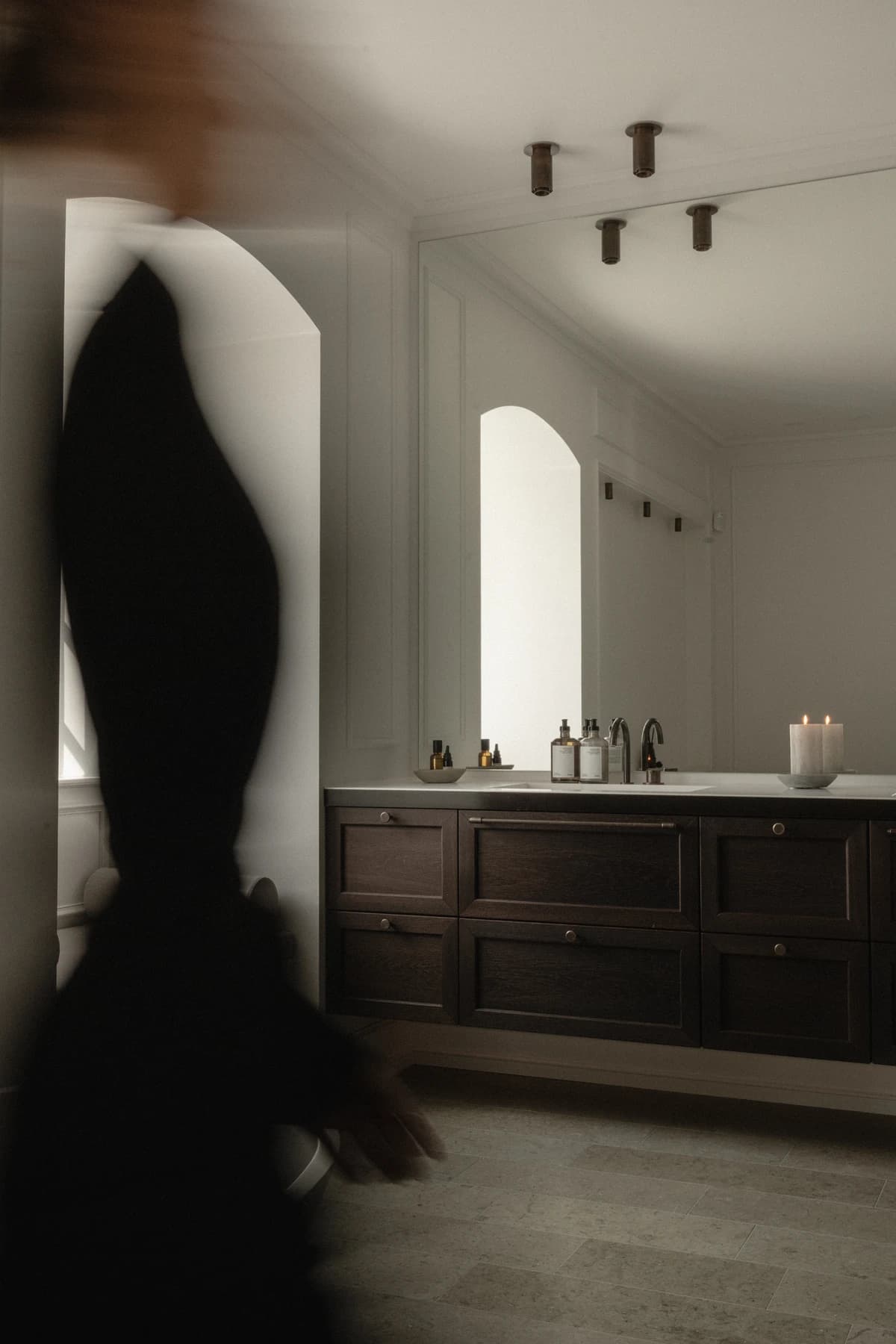 Specialdesignet snedkerinventar – køkken, badeværelse, garderobe og walk-in i egetræ, valnød og marmor med messing armatur · V.15 Aalborg · Aalborg · Riise Studio (28)