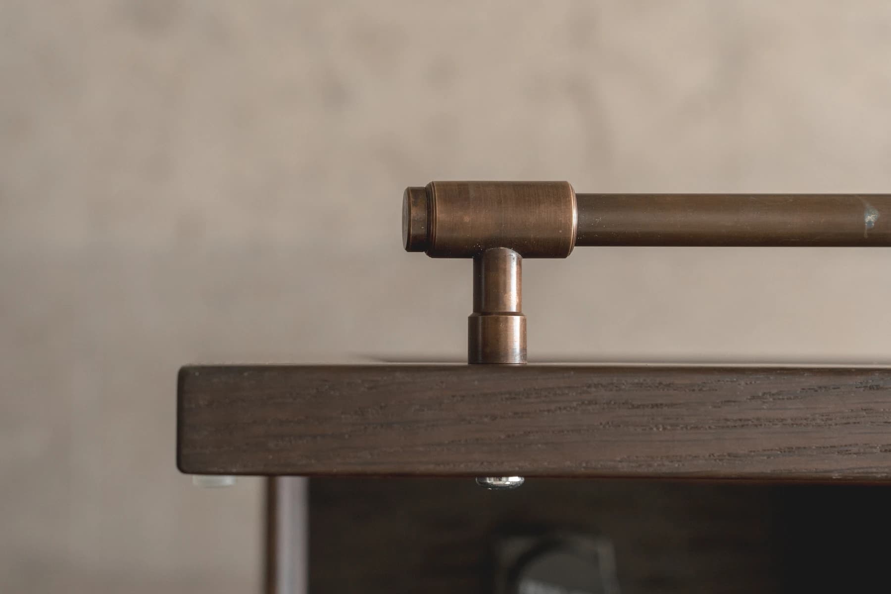 Specialdesignet snedkerinventar – køkken, badeværelse, garderobe og walk-in i egetræ, valnød og marmor med messing armatur · V.15 Aalborg · Aalborg · Riise Studio (31)