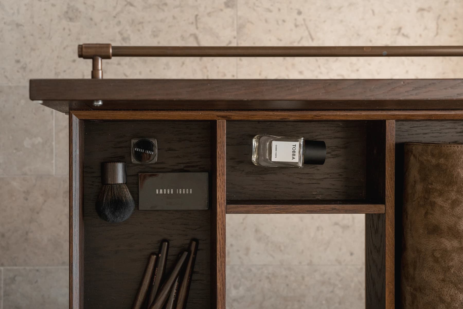 Specialdesignet snedkerinventar – køkken, badeværelse, garderobe og walk-in i egetræ, valnød og marmor med messing armatur · V.15 Aalborg · Aalborg · Riise Studio (32)