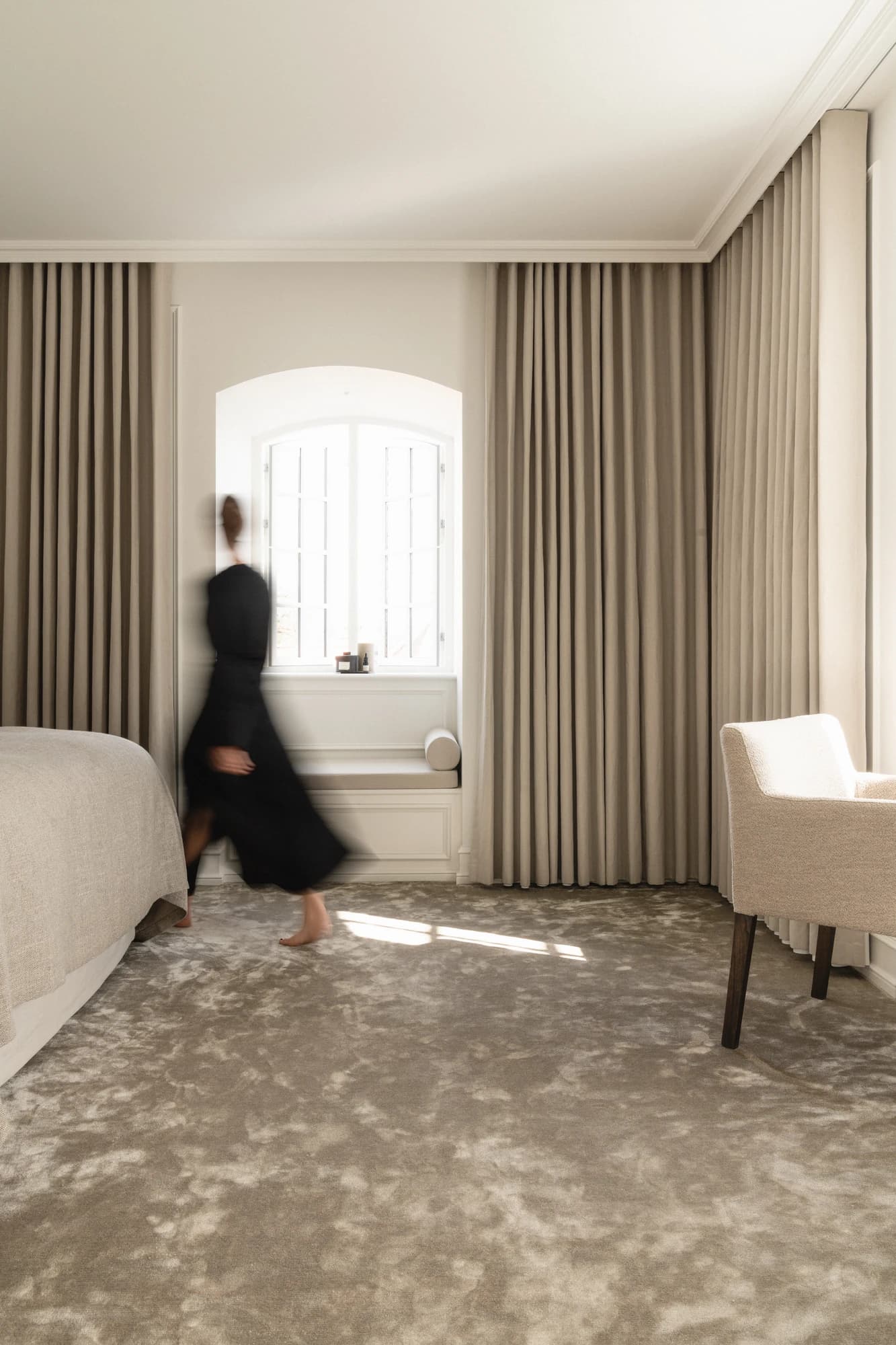 Specialdesignet snedkerinventar – køkken, badeværelse, garderobe og walk-in i egetræ, valnød og marmor med messing armatur · V.15 Aalborg · Aalborg · Riise Studio (12)