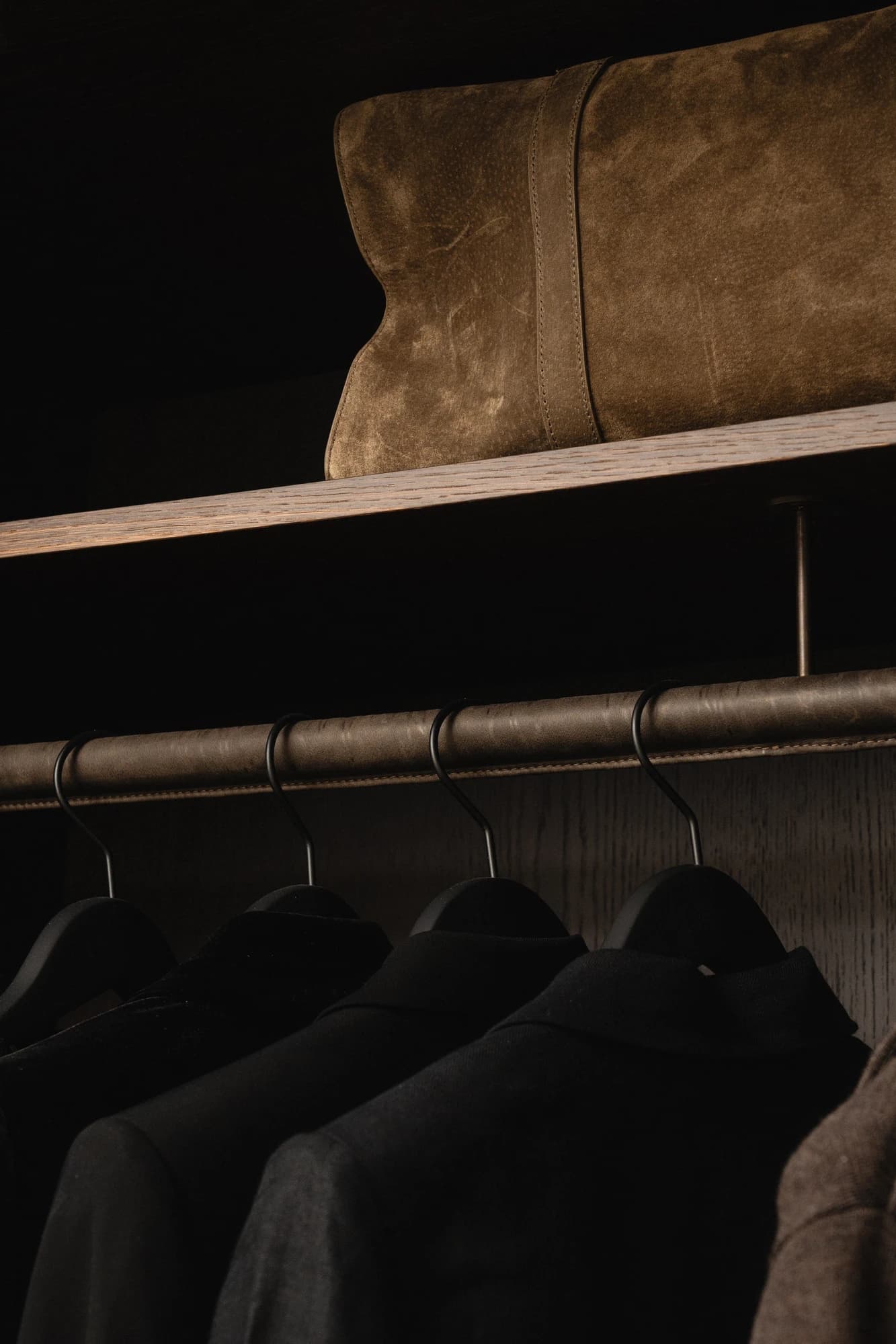 Specialdesignet snedkerinventar – køkken, badeværelse, garderobe og walk-in i egetræ, valnød og marmor med messing armatur · V.15 Aalborg · Aalborg · Riise Studio (14)