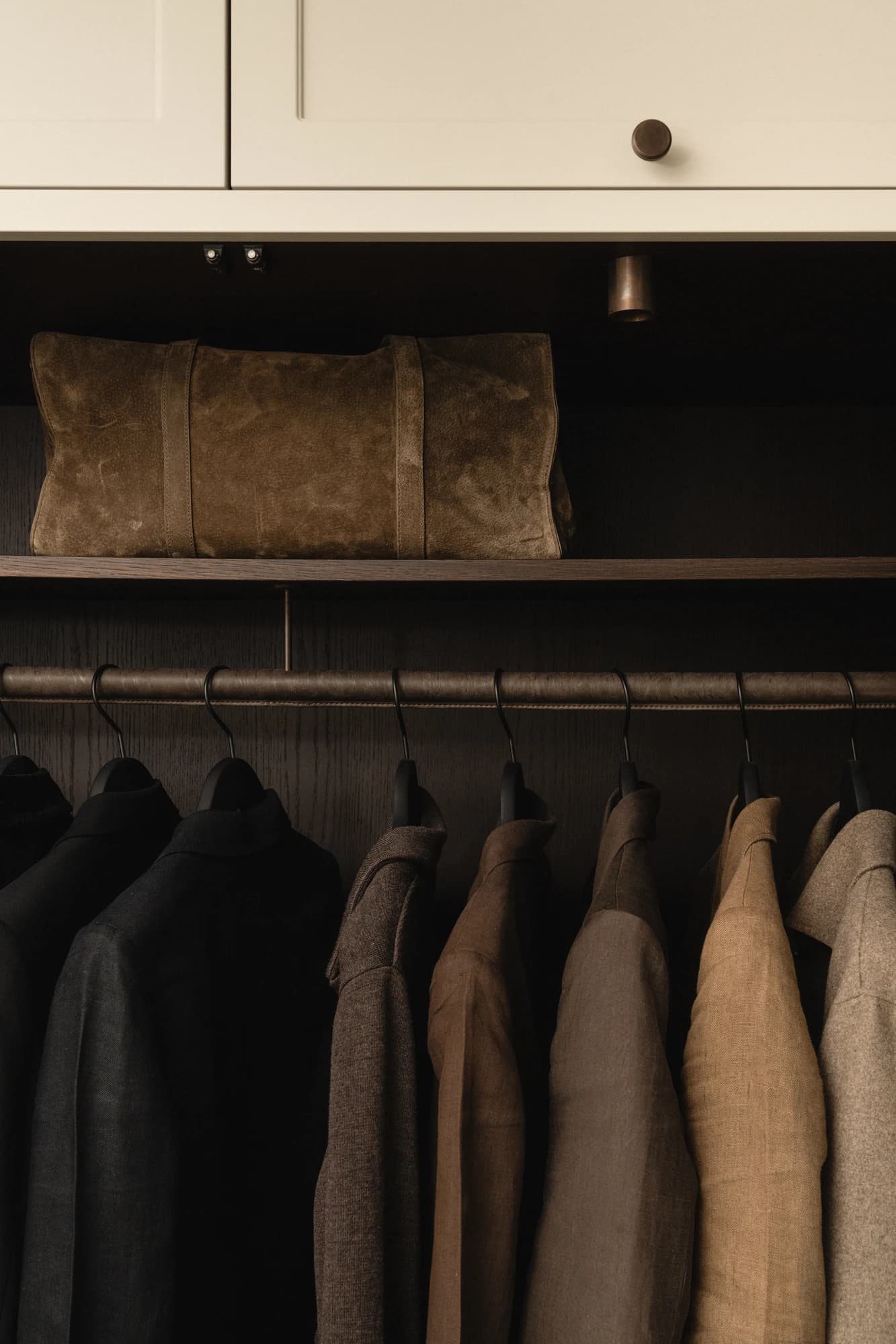 Specialdesignet snedkerinventar – køkken, badeværelse, garderobe og walk-in i egetræ, valnød og marmor med messing armatur · V.15 Aalborg · Aalborg · Riise Studio (16)