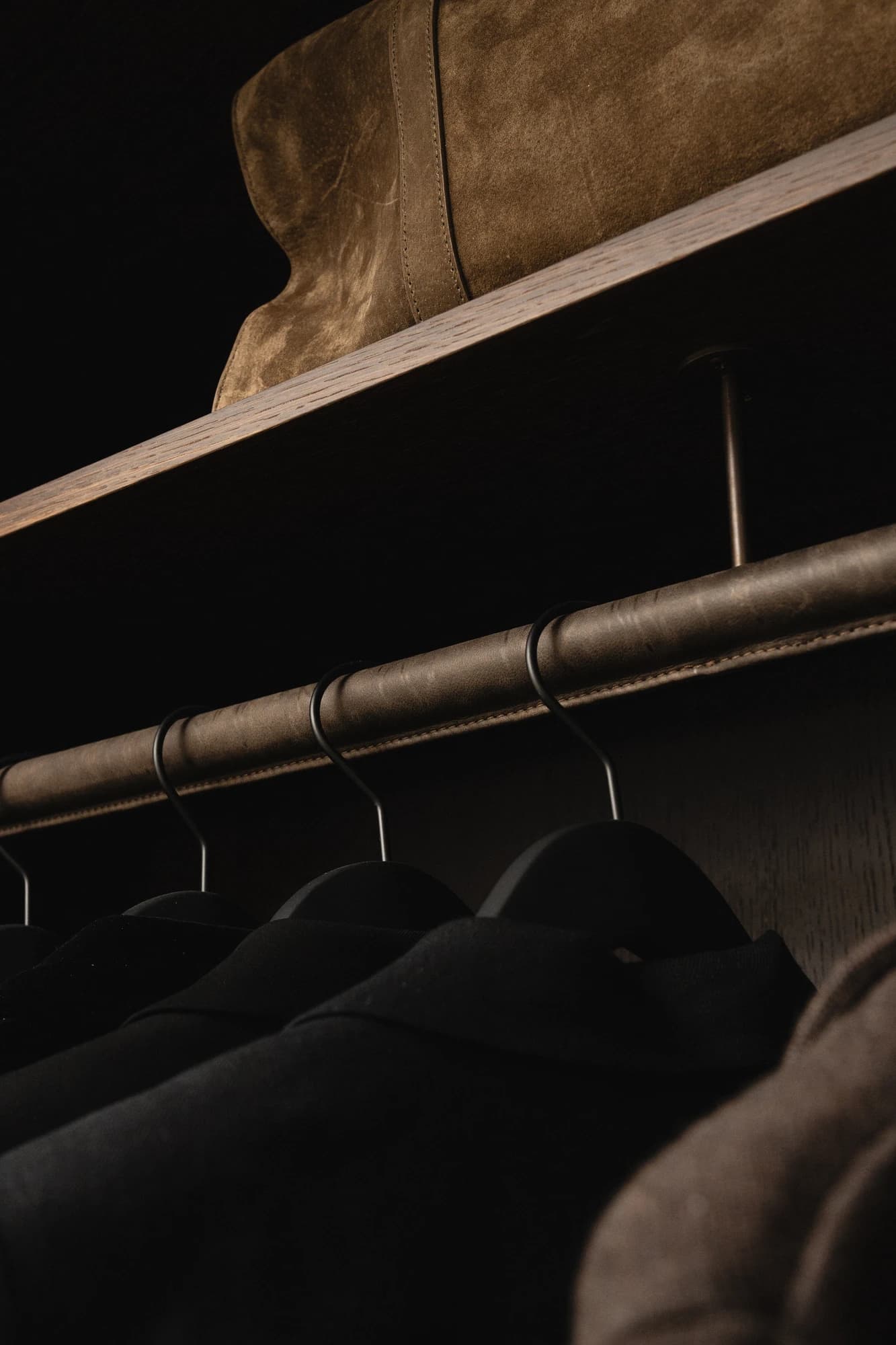 Specialdesignet snedkerinventar – køkken, badeværelse, garderobe og walk-in i egetræ, valnød og marmor med messing armatur · V.15 Aalborg · Aalborg · Riise Studio (17)