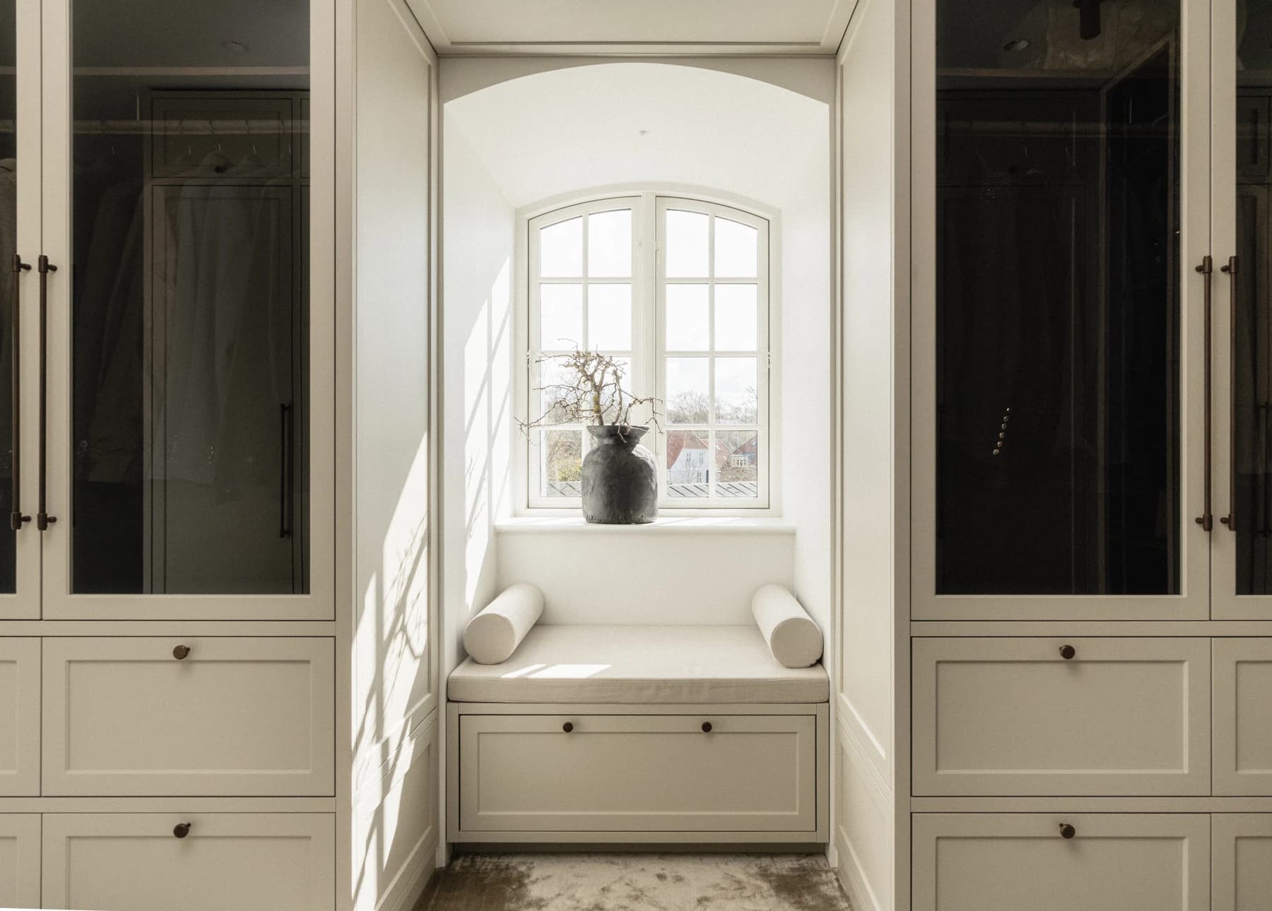 Specialdesignet snedkerinventar – køkken, badeværelse, garderobe og walk-in i egetræ, valnød og marmor med messing armatur · V.15 Aalborg · Aalborg · Riise Studio (19)