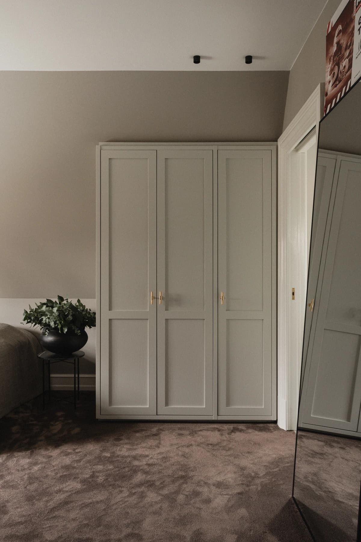 Garderober og walk-in – walk-in garderobe med skabe i valnød og egetræ · specialdesignet inventar fra snedker · Aalborg · Riise Studio