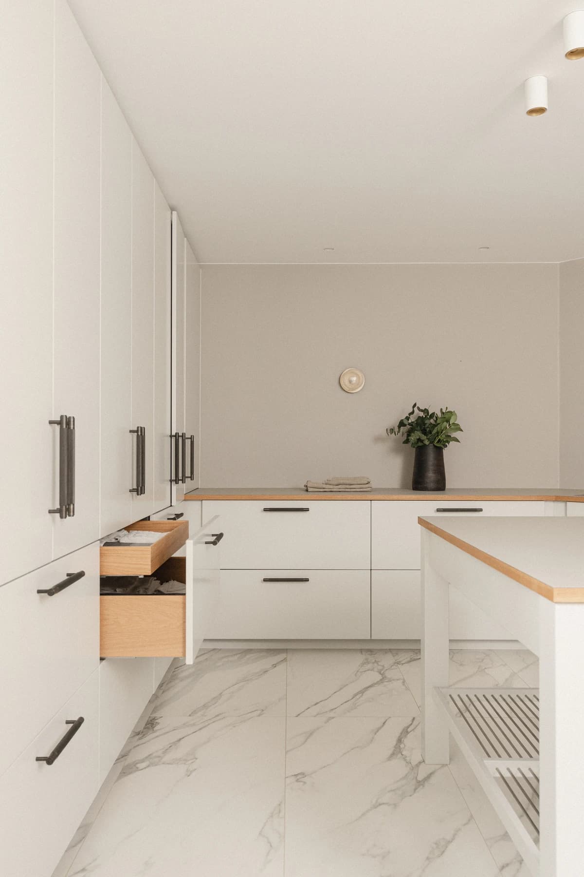 Vaskerum – vaskerum med specialdesignet snedkerinventar · specialdesignet inventar fra snedker · Aalborg · Riise Studio