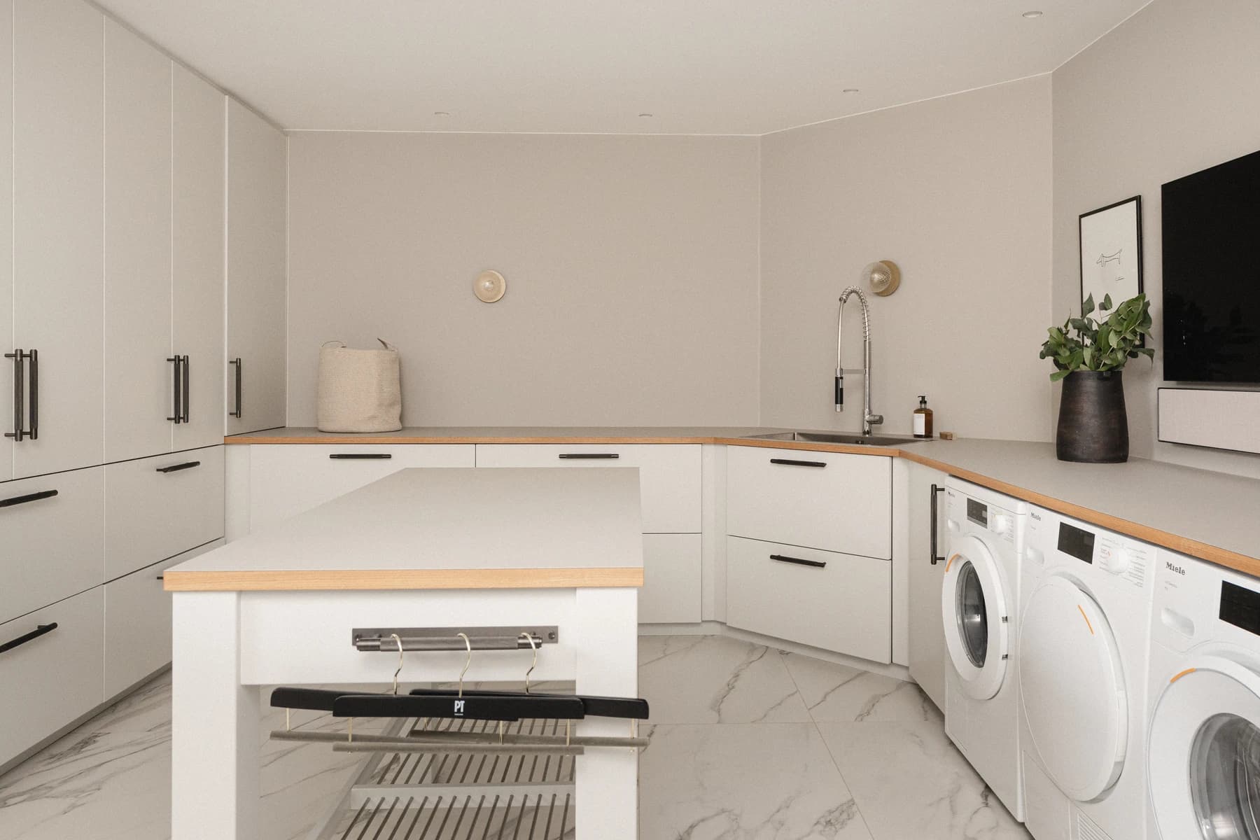 Vaskerum – vaskerum med specialdesignet snedkerinventar · specialdesignet inventar fra snedker · Aalborg · Riise Studio