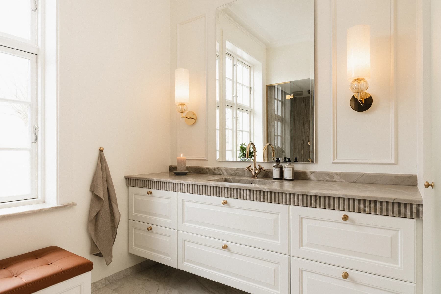 Specialdesignet snedkerinventar – køkken, badeværelse, garderobe og walk-in i egetræ, valnød og marmor med messing armatur · V.05 Aalborg · Aalborg · Riise Studio (13)
