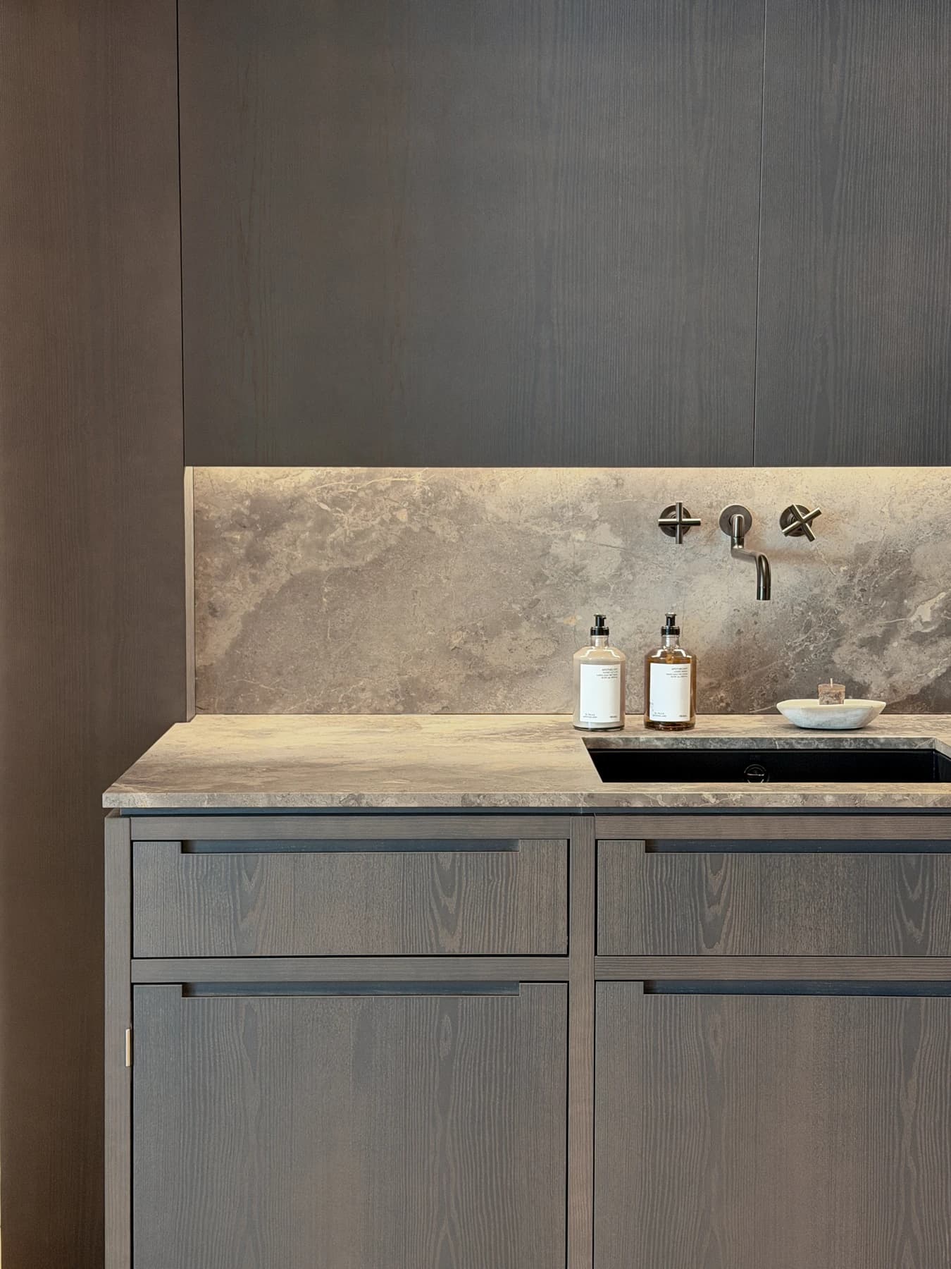 Specialdesignet snedkerinventar – køkken, badeværelse, garderobe og walk-in i egetræ, valnød og marmor med messing armatur · Boform Frame køkken, ligesidet · Hasseris Aalborg · Aalborg · Riise Studio (5)