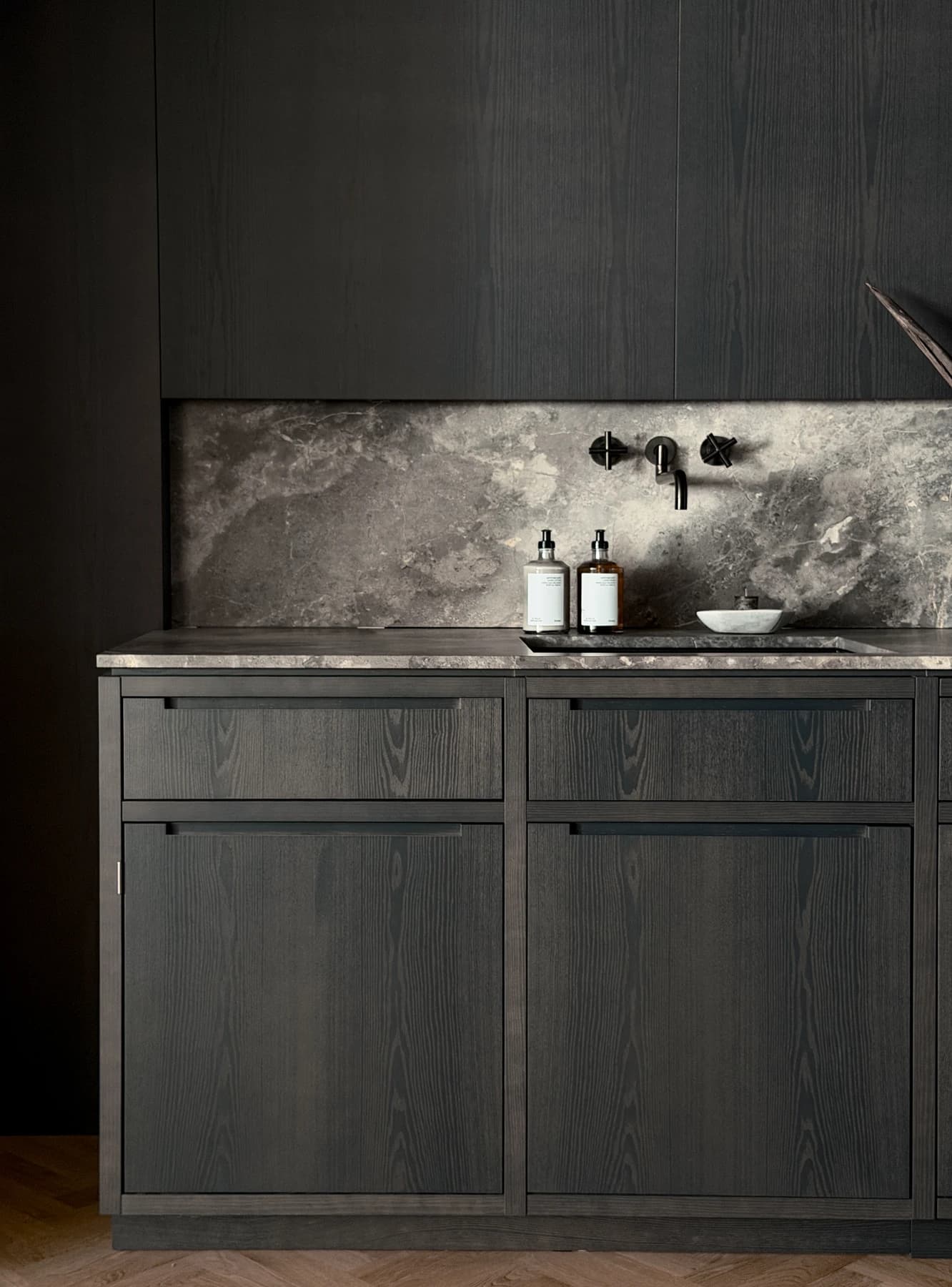 Specialdesignet snedkerinventar – køkken, badeværelse, garderobe og walk-in i egetræ, valnød og marmor med messing armatur · Boform Frame køkken, ligesidet · Hasseris Aalborg · Aalborg · Riise Studio (6)