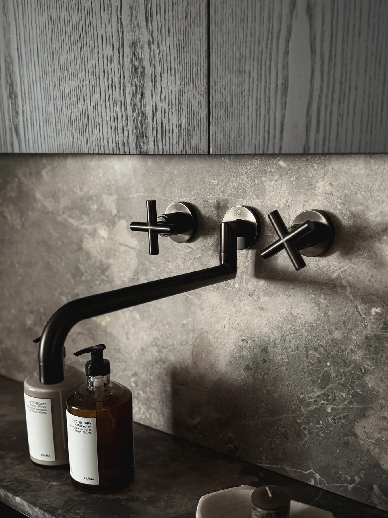 Specialdesignet snedkerinventar – køkken, badeværelse, garderobe og walk-in i egetræ, valnød og marmor med messing armatur · Boform Frame køkken, ligesidet · Hasseris Aalborg · Aalborg · Riise Studio (10)
